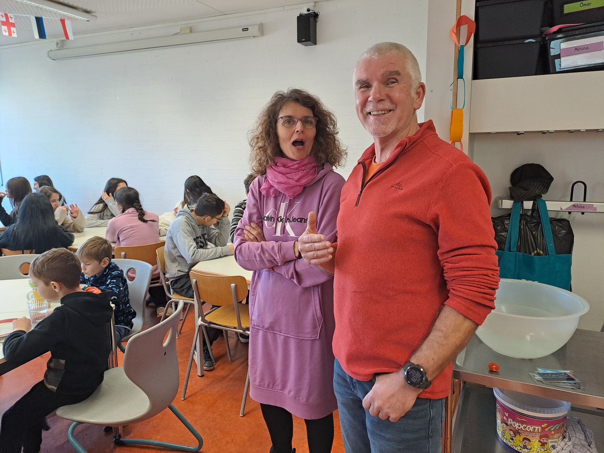 Frau Trigoni & Herr Jetter beim Schulfrühstücck