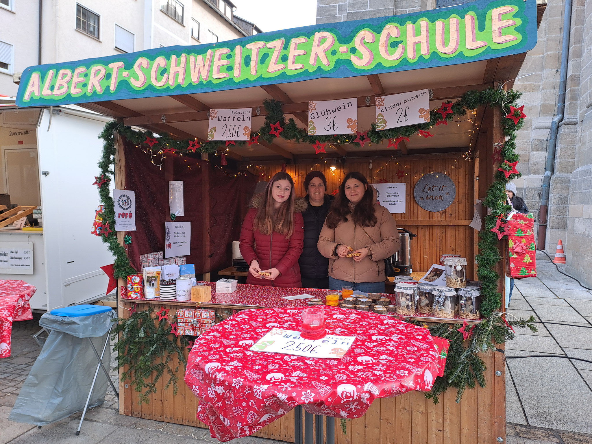 Frau Kapla mit Emely und Dilara