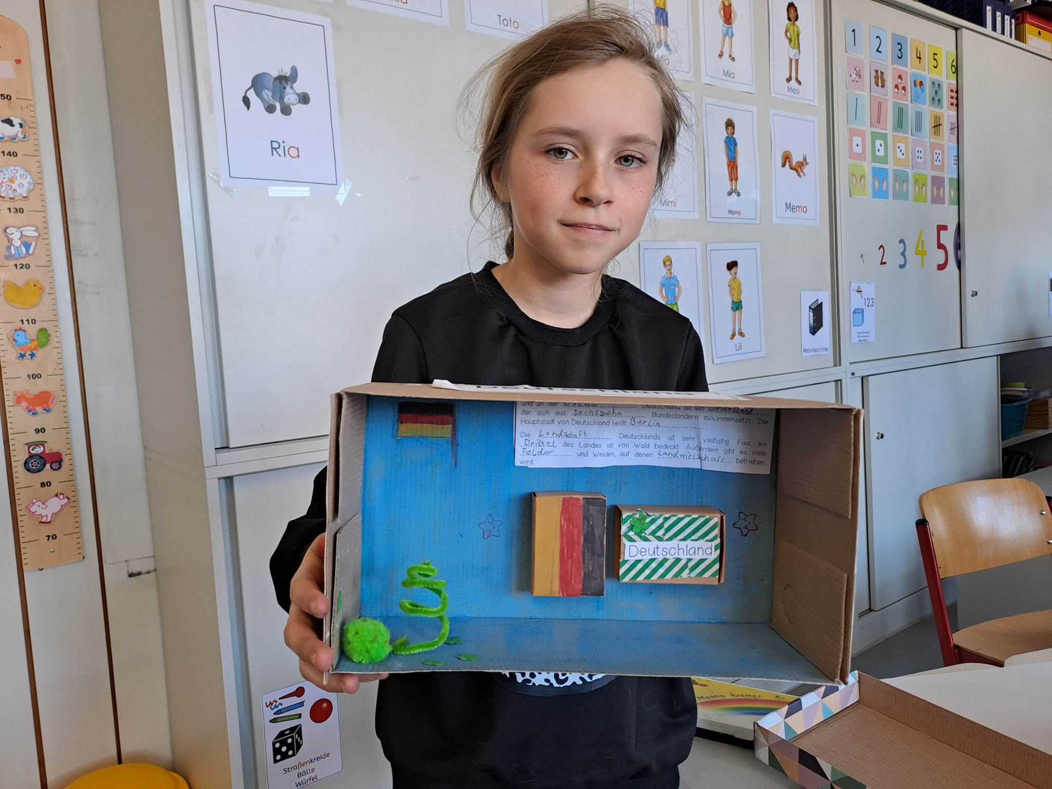 Mariella mit ihrem Kunstwerk