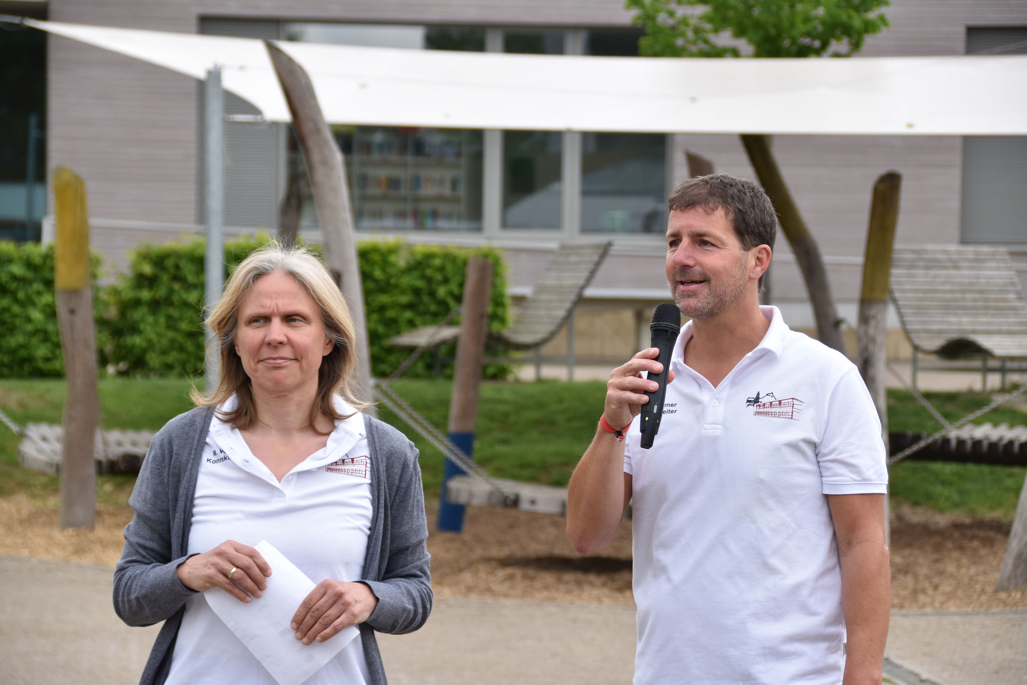 Frau Wahl & Herr Kremer bei der Begrüßung