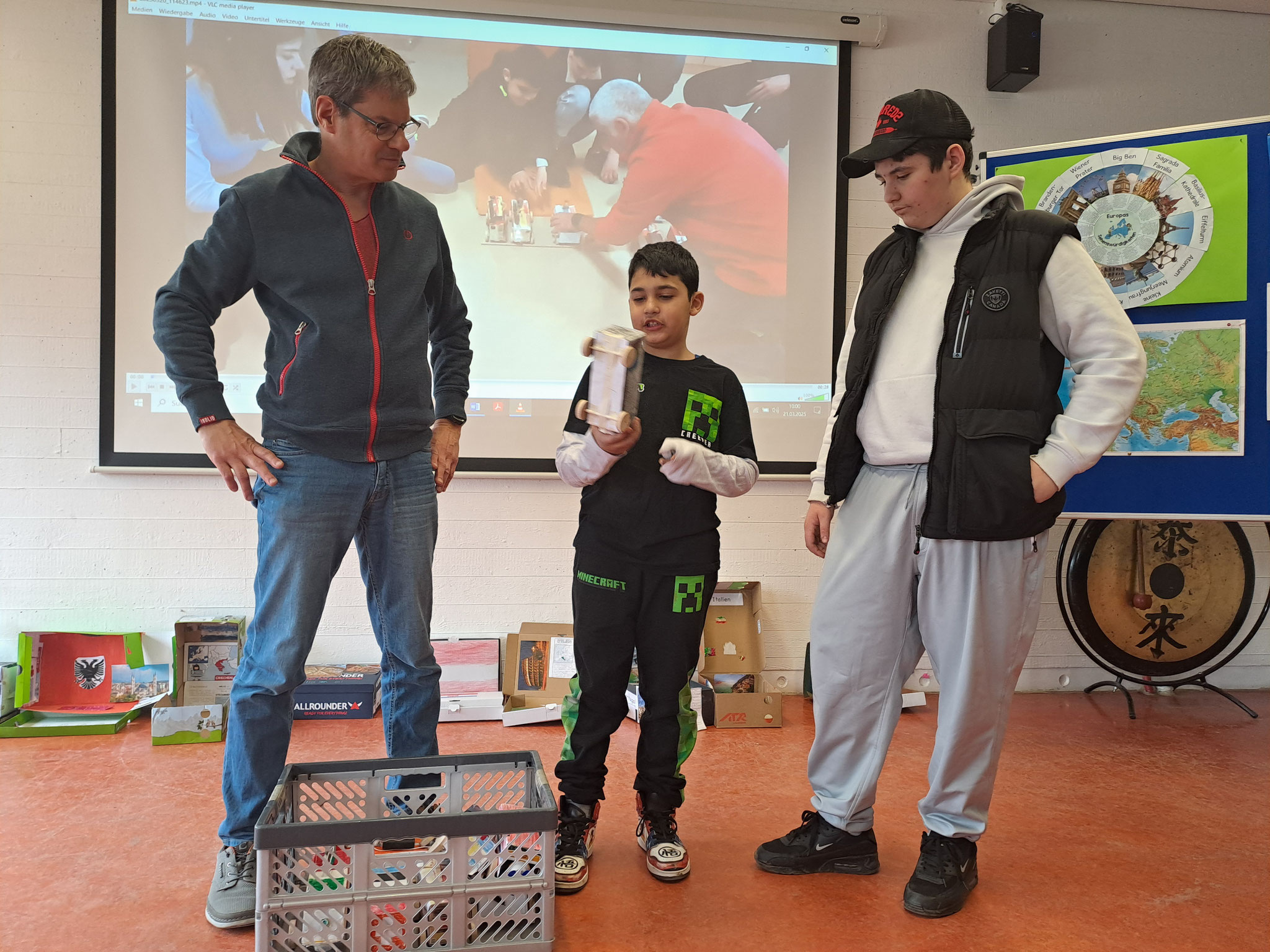 Herr Frank, Lika und Paul bei der Präsentation ihrer Fahrzeuge