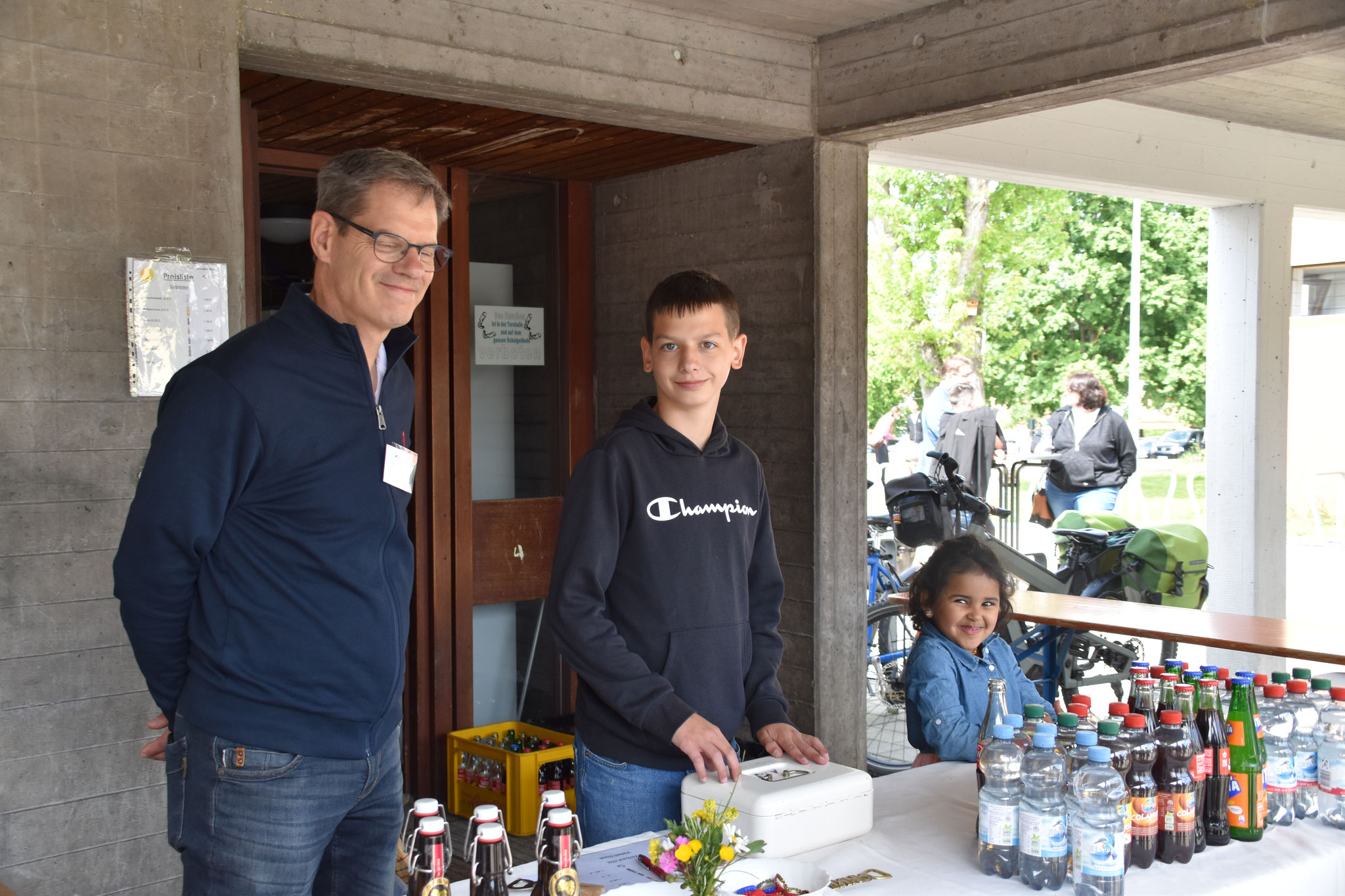 Herr Frank und Luka als Getränkeverkäufer