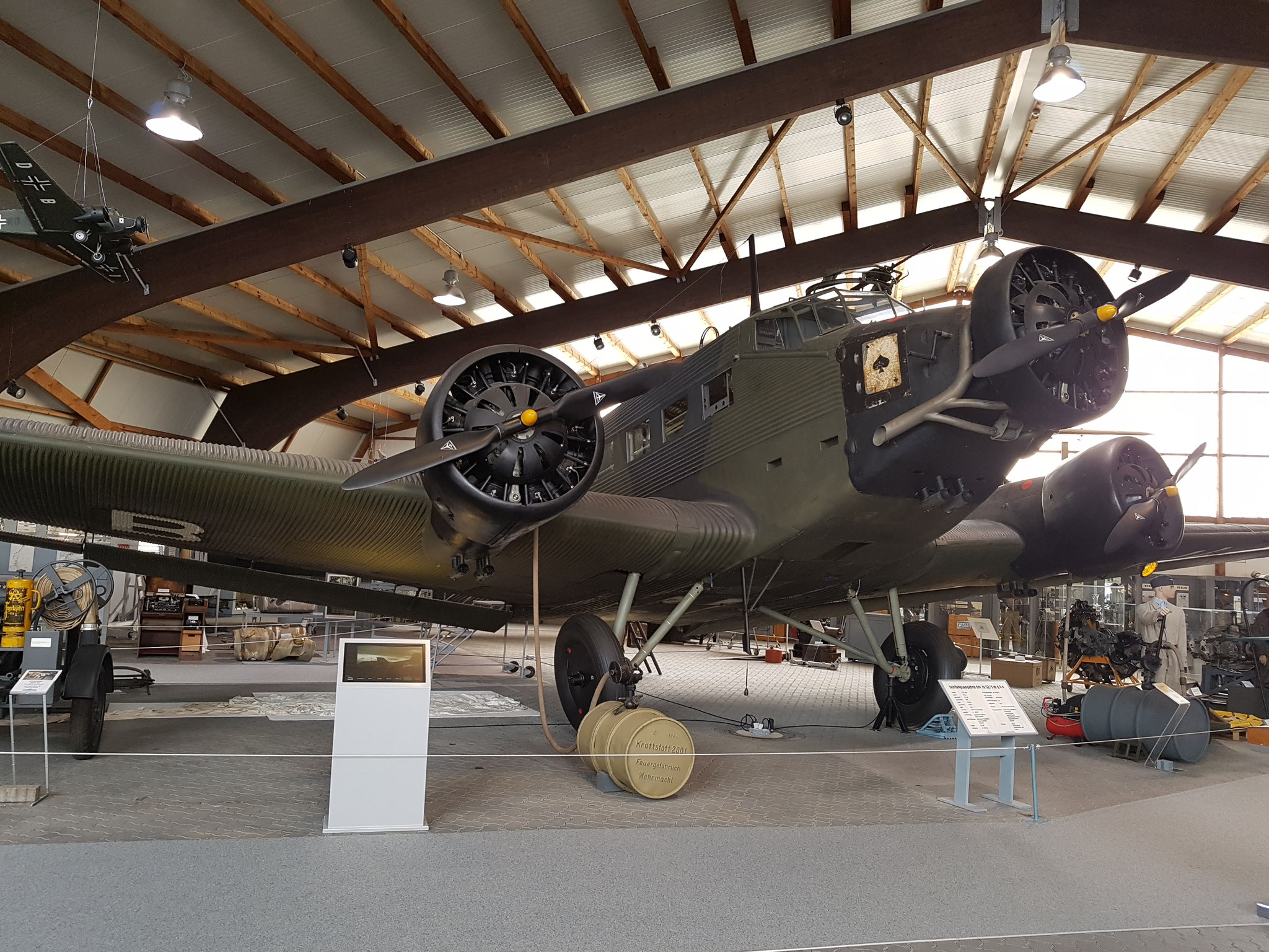 (C) Bahn Nostalgie Reisen / Flugzeugmuseum „JU52-Halle“