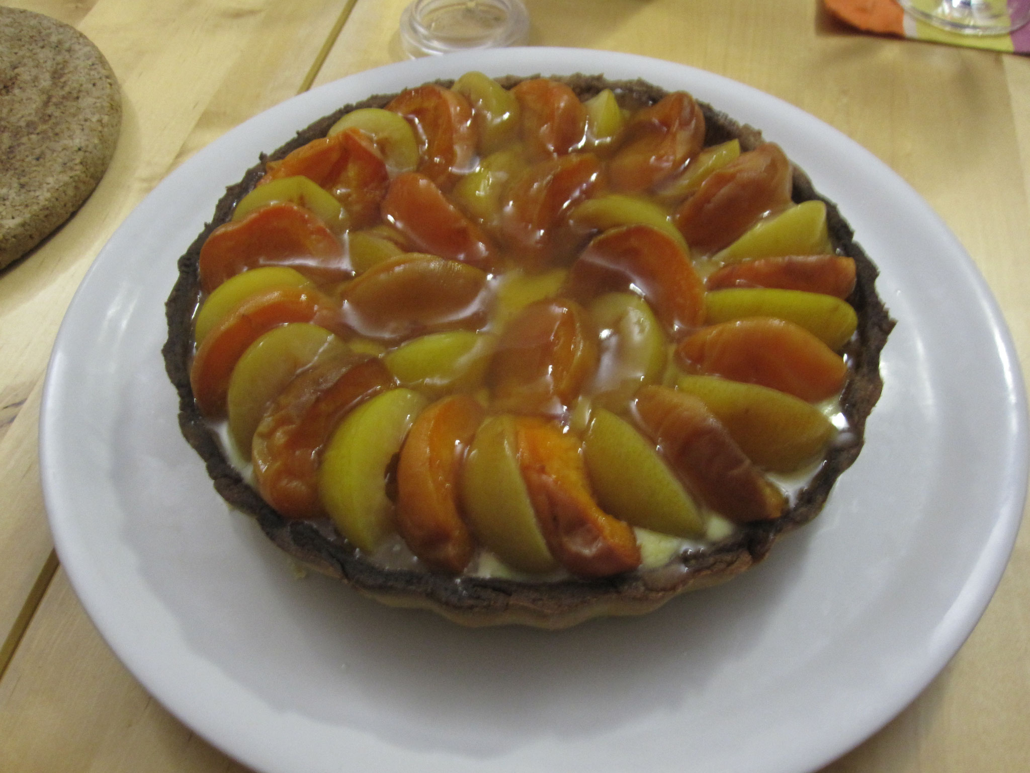 Tarte aux prunes et aux abricots.