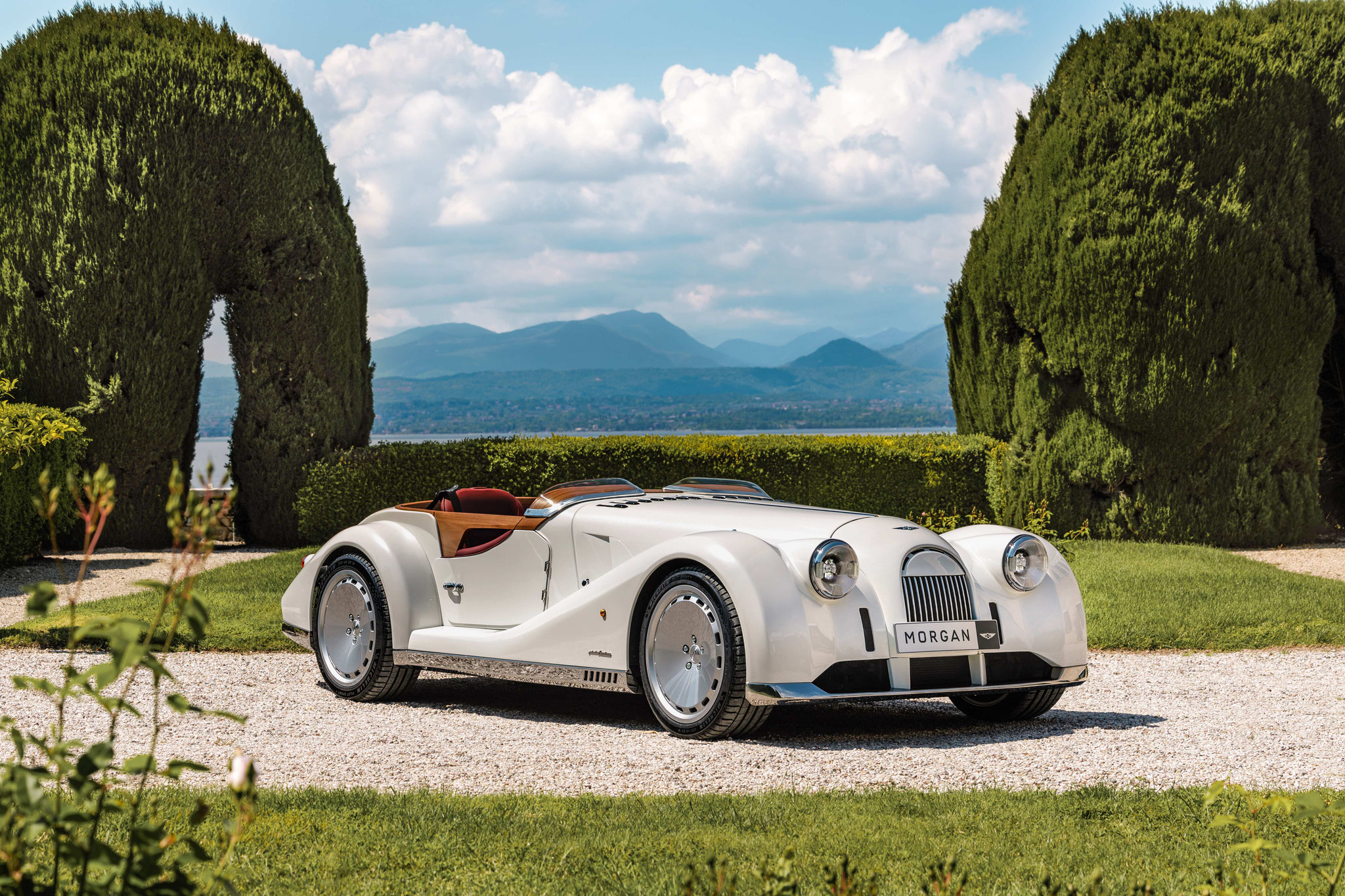 Morgan Midsummer Location Front Seitlich