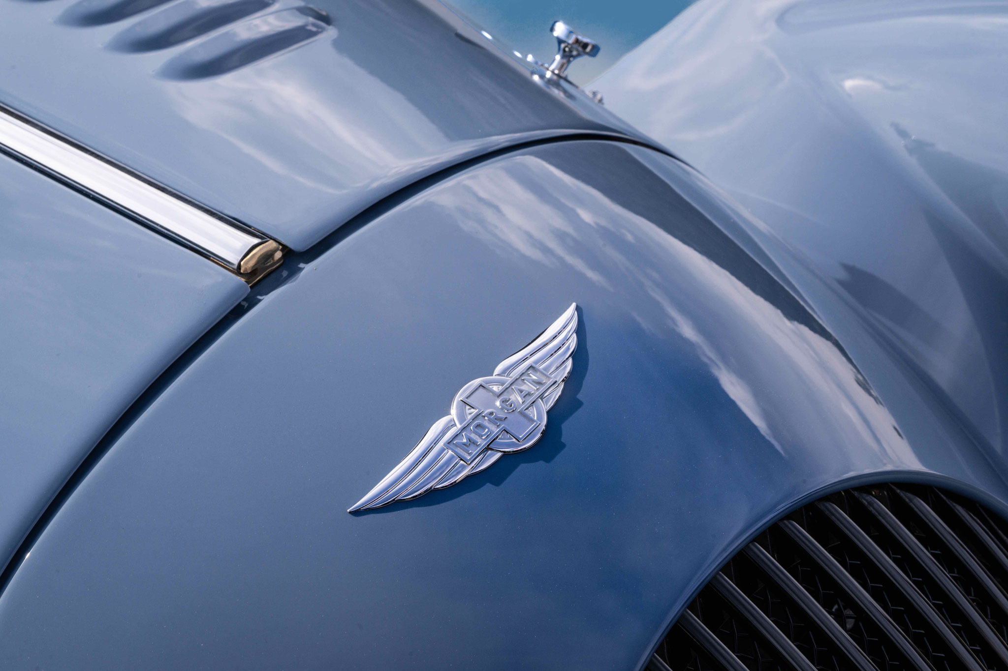Morgan-Schwinge Logo auf der Motorhaube