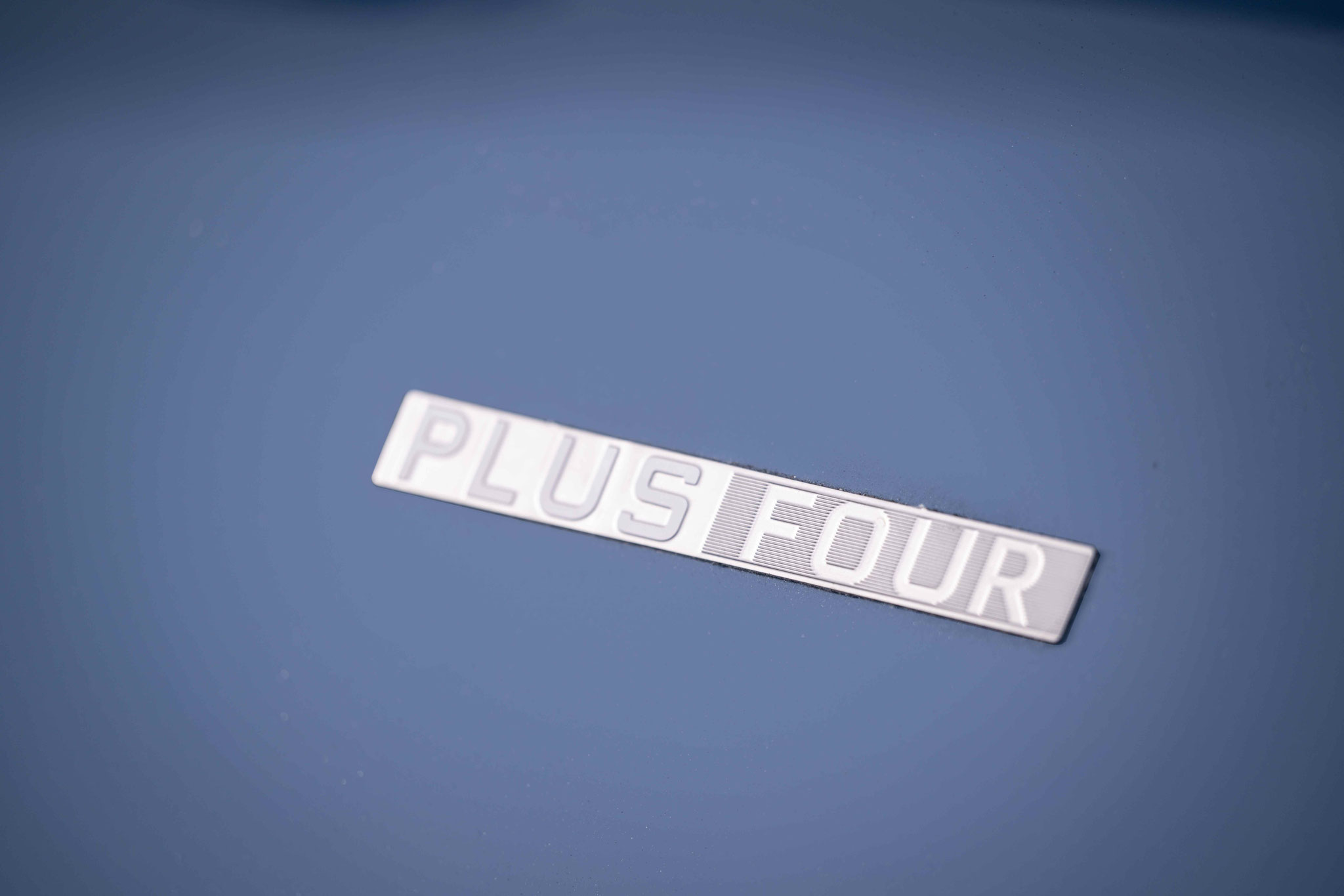 New Plus Four Schriftzug
