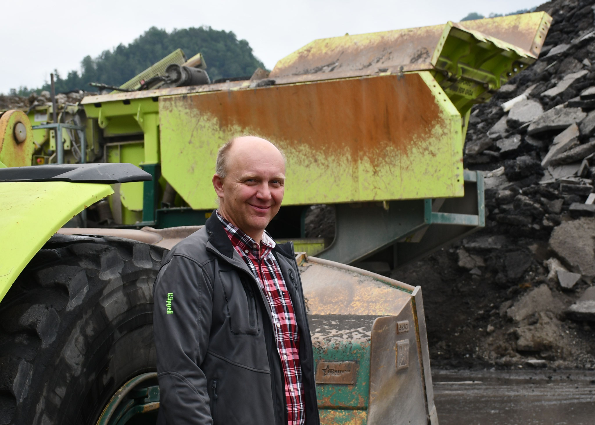 Lukas Käppeli bei der Brechanlage