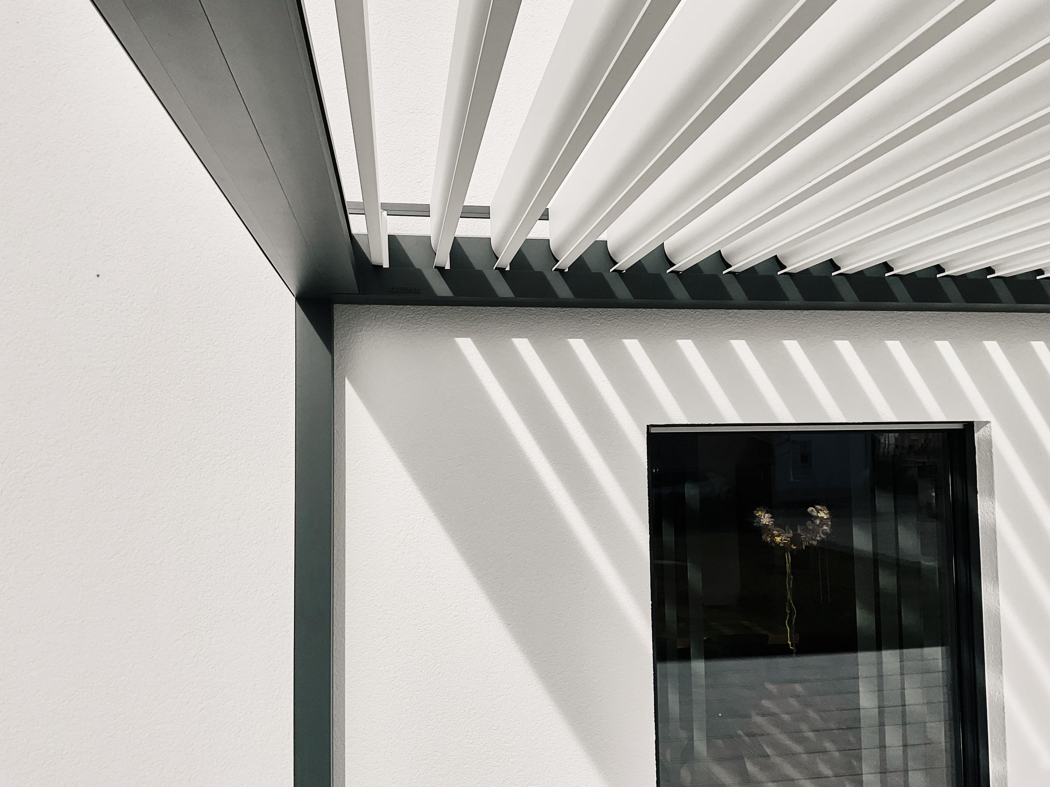 weiße Lamellen mit grauem Rahmen Terrassenüberdachung in Dingolfing Landau