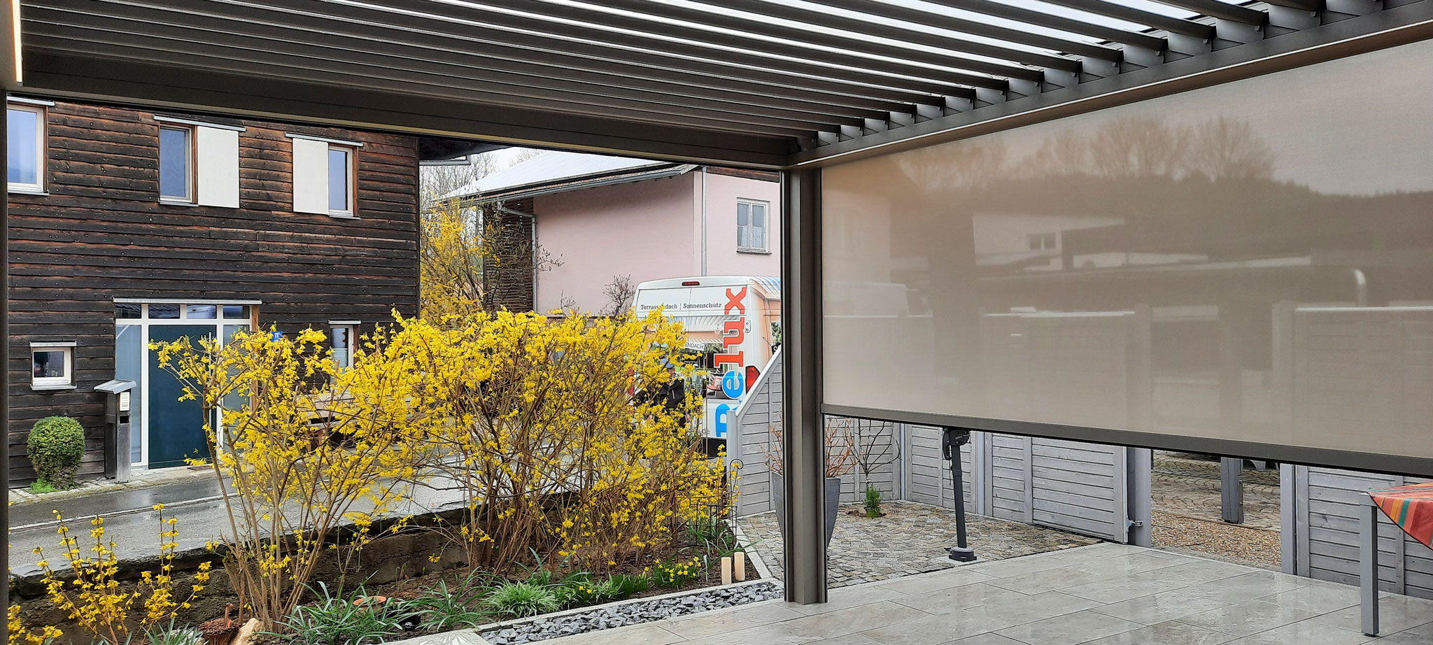moderne Terrassenüberdachug mit verstellbaren Lamellen in Passau