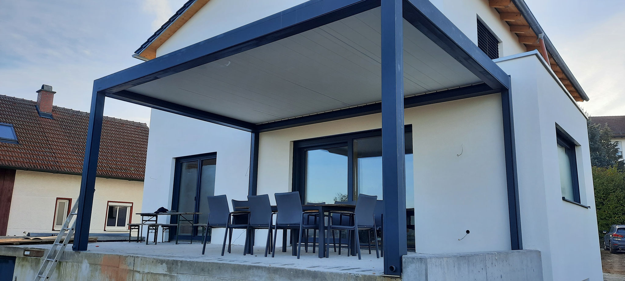 3 integrierte Screens erzeugen geschlossene Terrasse, die ganzjährig nutzbar ist Straubing 