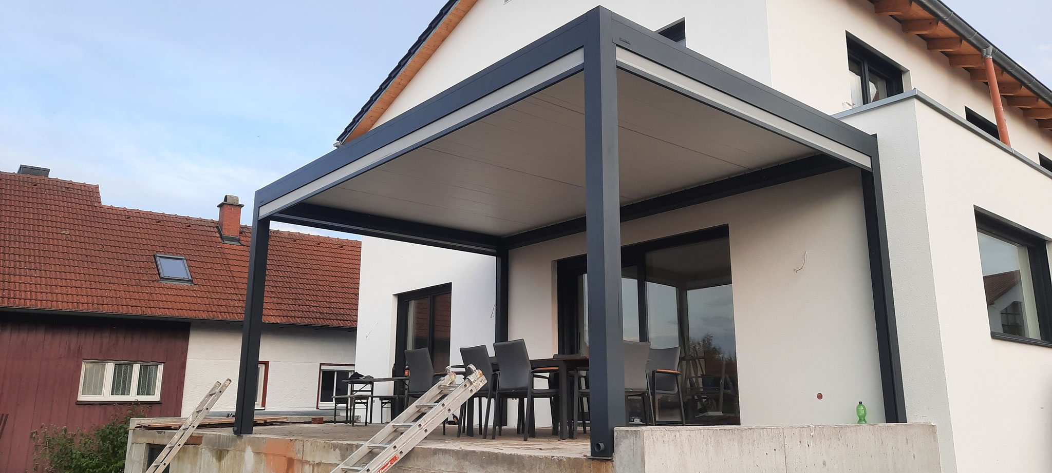 weiße Lamellen und dunkler Rahmen Terrassendach in Straubing