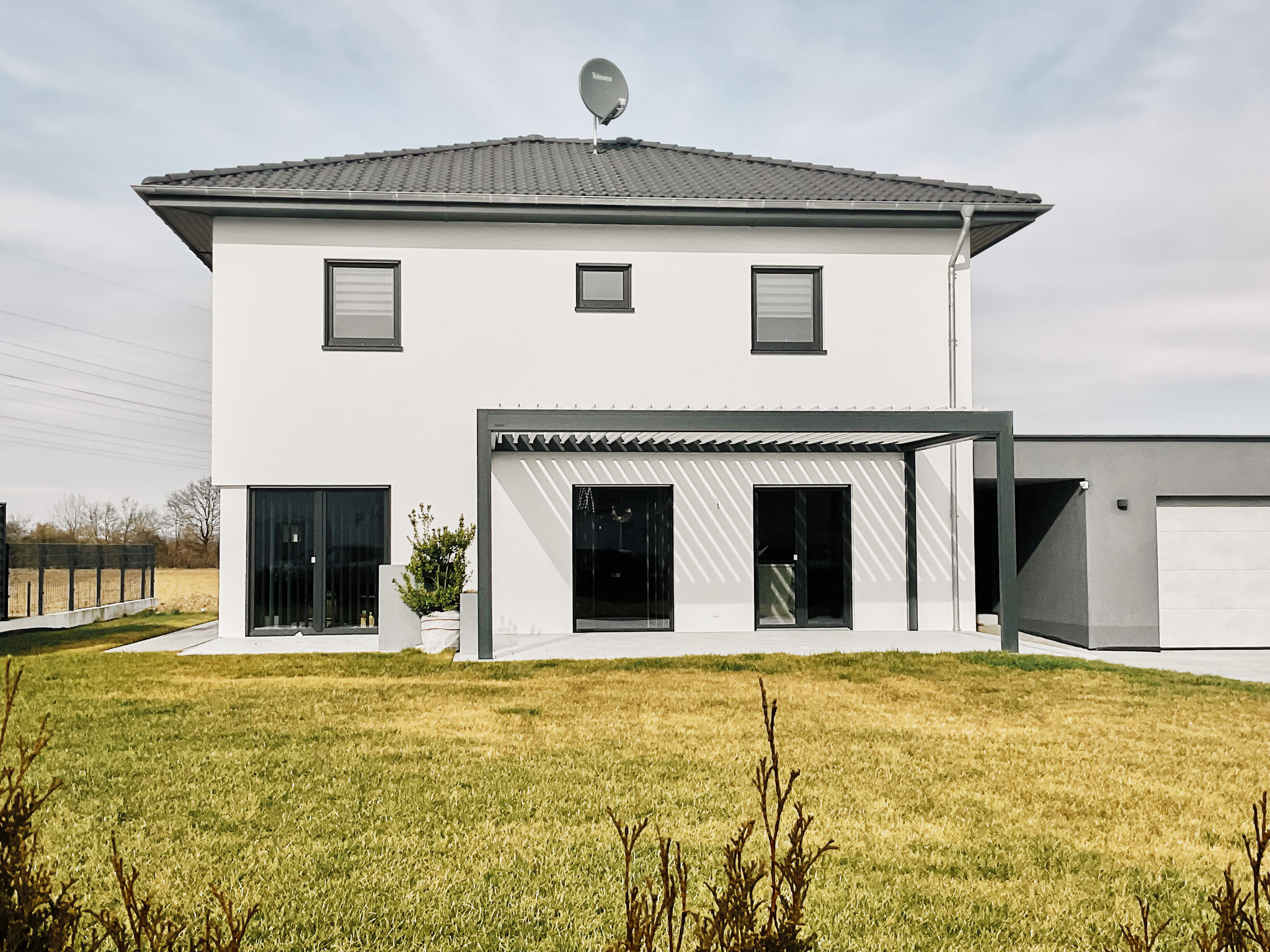 Terrassendach passend zu modernem Haus in Dingolfing Landau