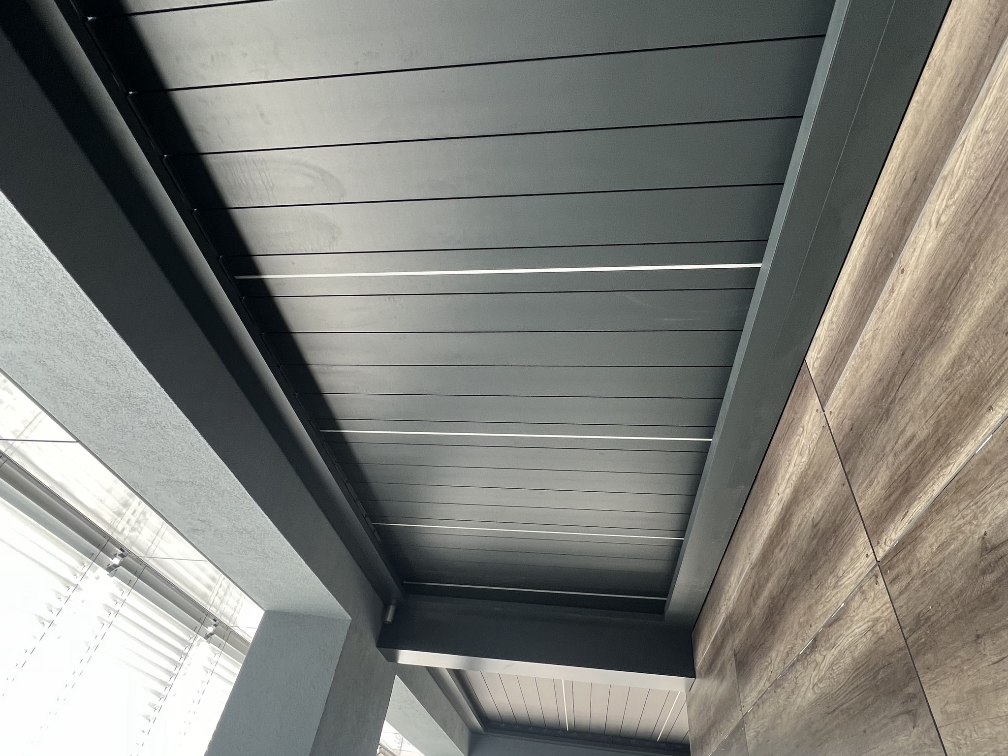 wetterfeste Gastronomie Dachterrasse mit Lamellendächern in Deggendorf
