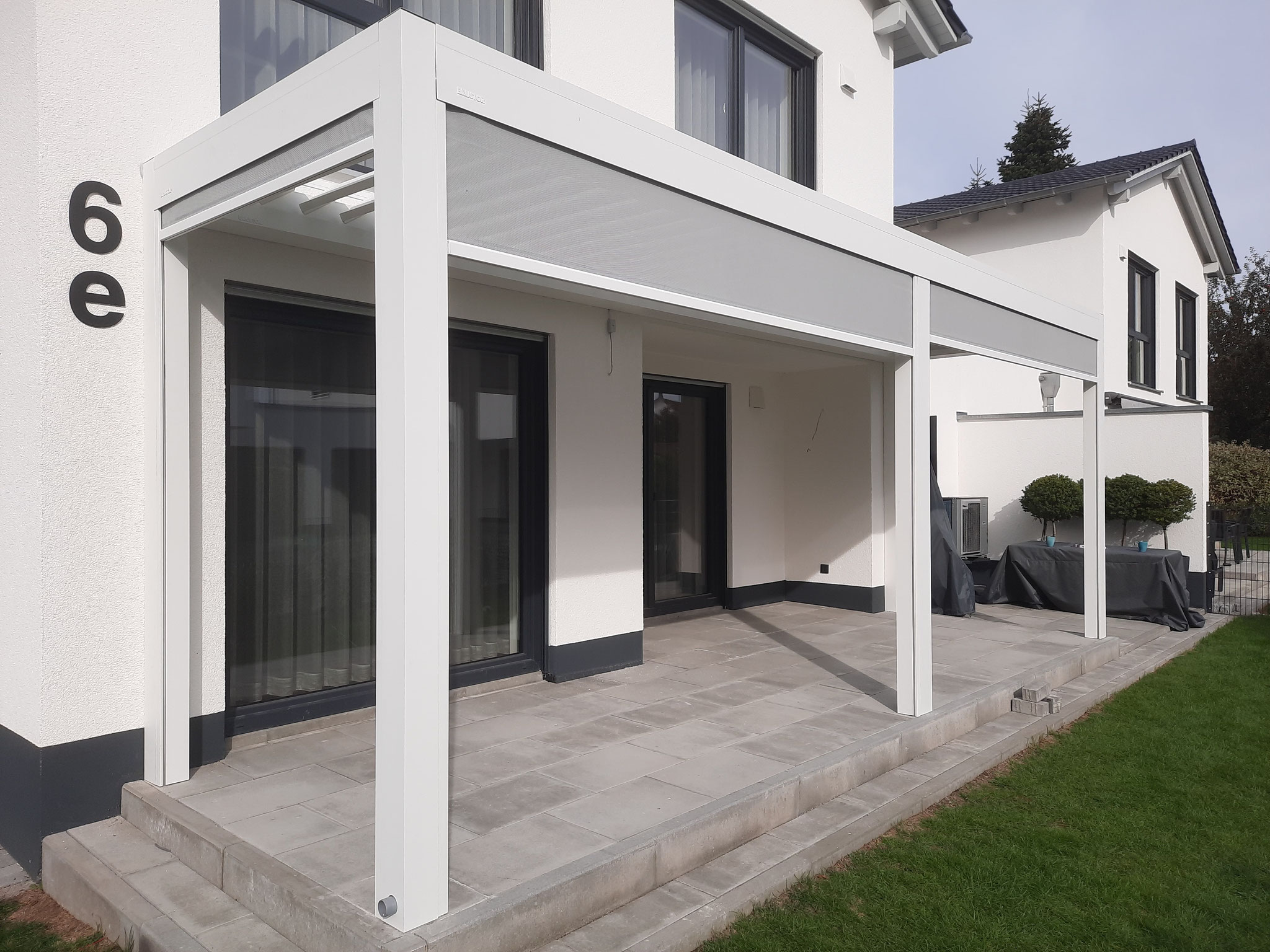 überdachte Terrasse mit heller Pergola mit Lamellen in Regenburg