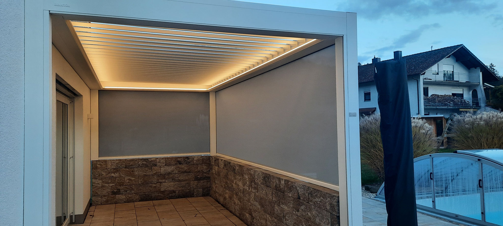 Lamellendach Pergola mit Zip Screens zur Beschattung in Augsburg