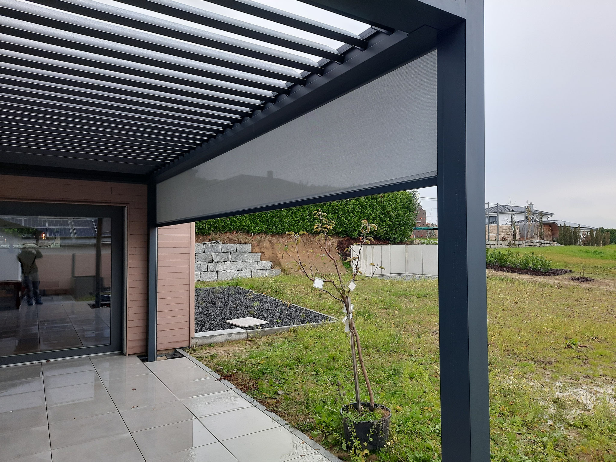 Beschattung, Sonnenschutz, wetterfeste Terrasse mir wasserdichtem Lamellendach