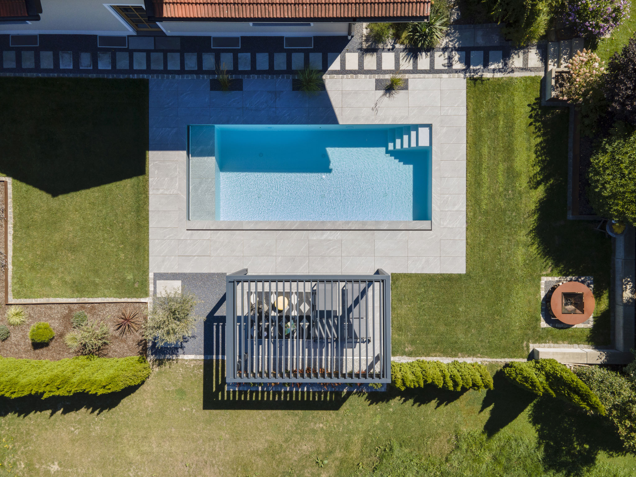 wetterfeste, windgeschützter Terrassenbereich mit Überdachung mit Lamellen 