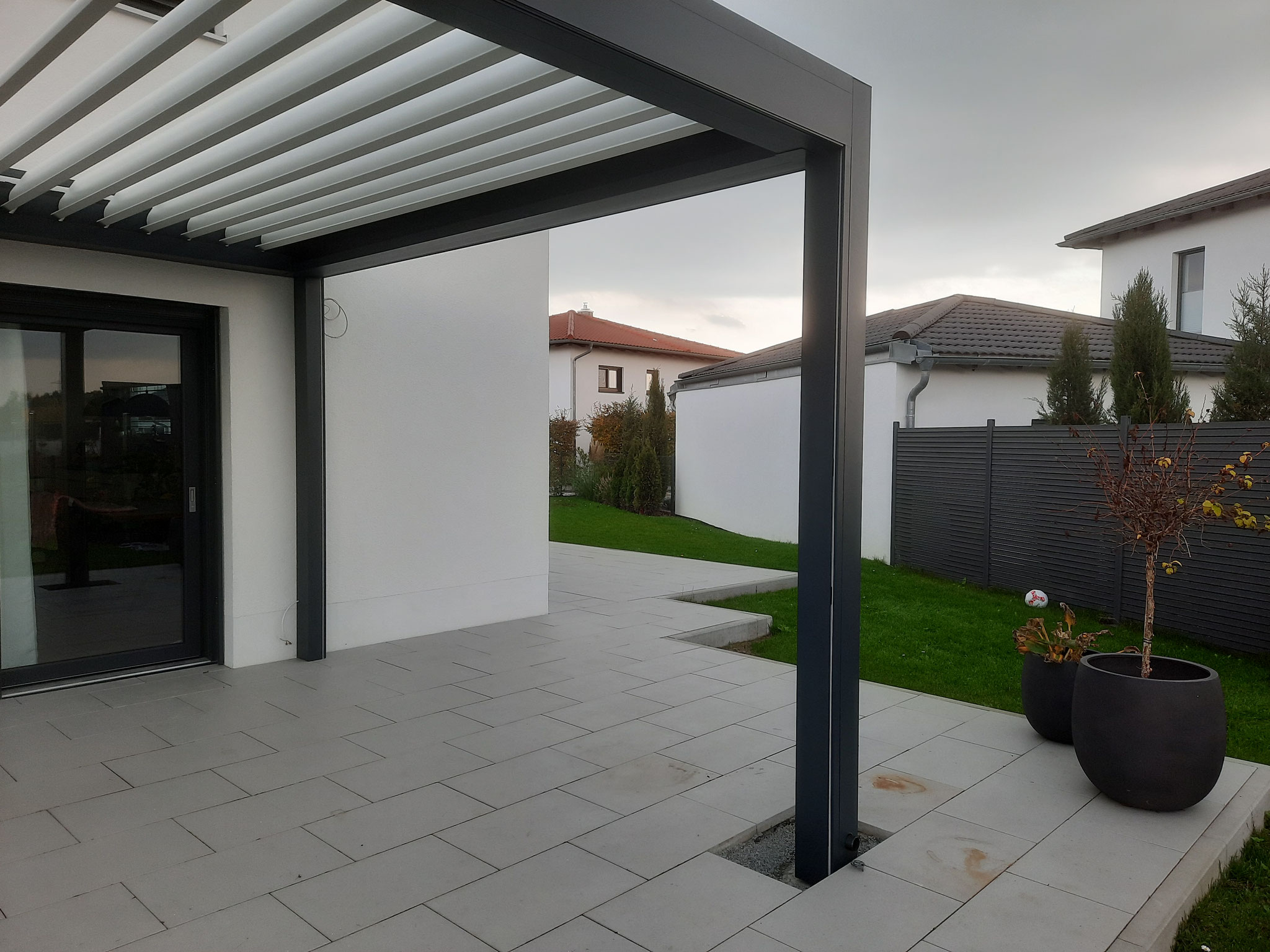Dunkelgraue Pergola mit weißen Lamellen LED Beleuchtung in Kirchroth Straubing