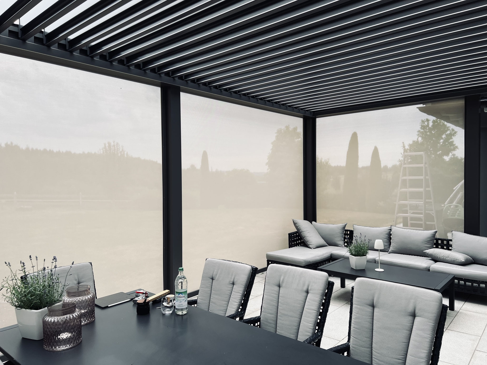 Überdachte Terrasse mit Lamellendach und Senkrecht Beschattung in München
