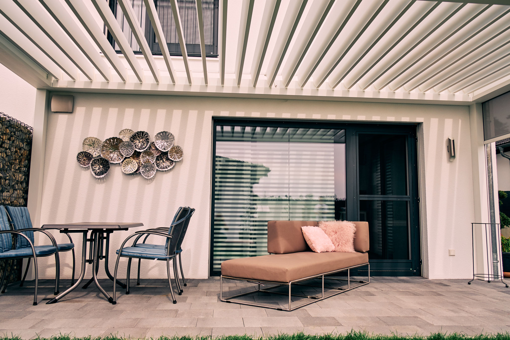 Pergola mit Lamellen als Überdachung Terrasse in Eging