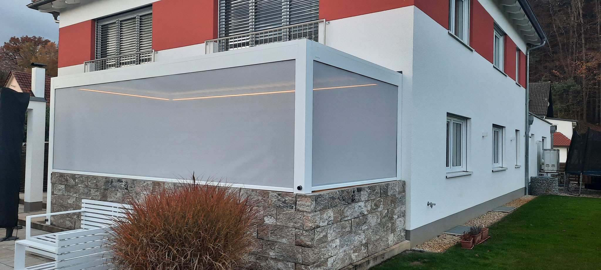 Terrassenüberdachung auf Gartenmauer mit Screens und Beleuchtung in Augsburg