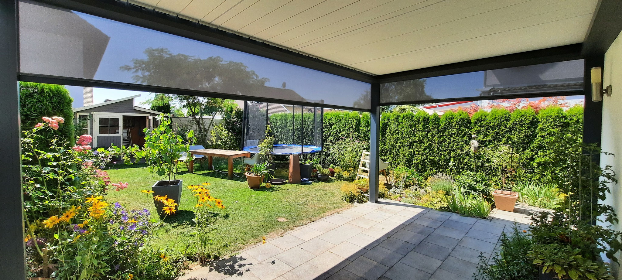 modernes Terrassendach mit drehbaren Lamellen in Deggendorf
