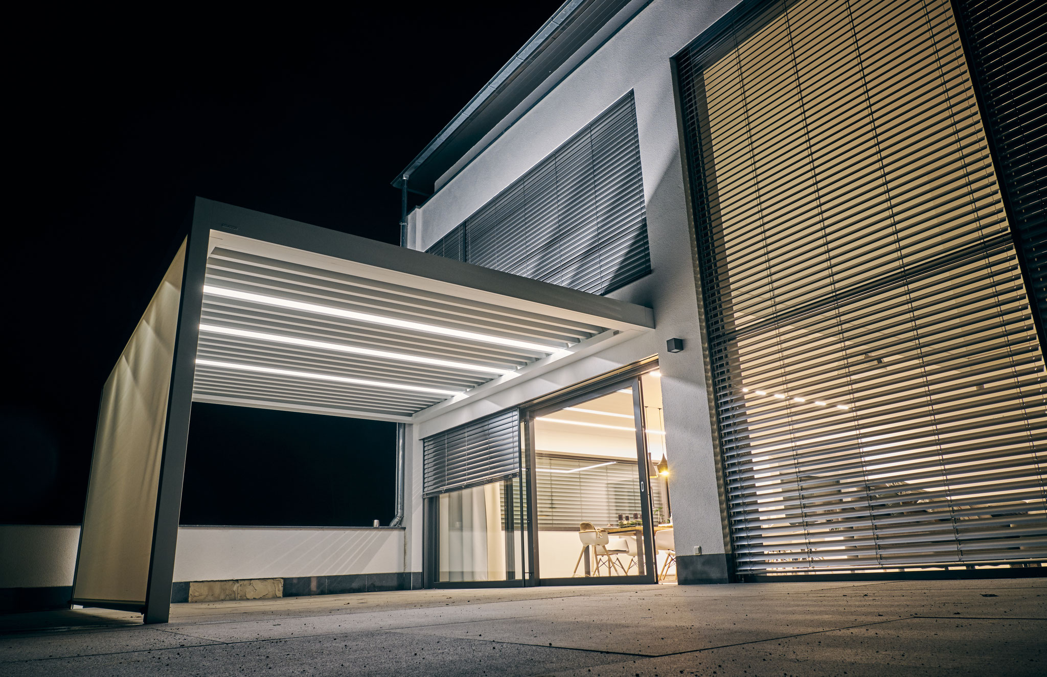 Terrassenüberdachung mit Lamellen quer zum Haus in Landshut