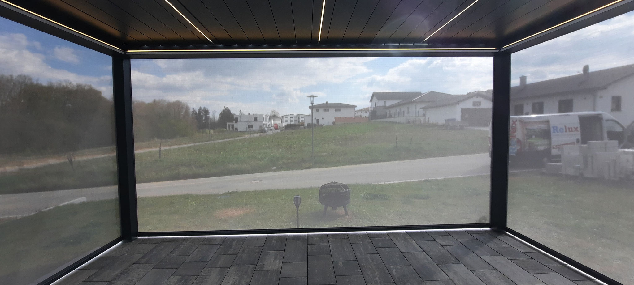Lamellenpergola mit integrierter Beleuchtung in Bayern
