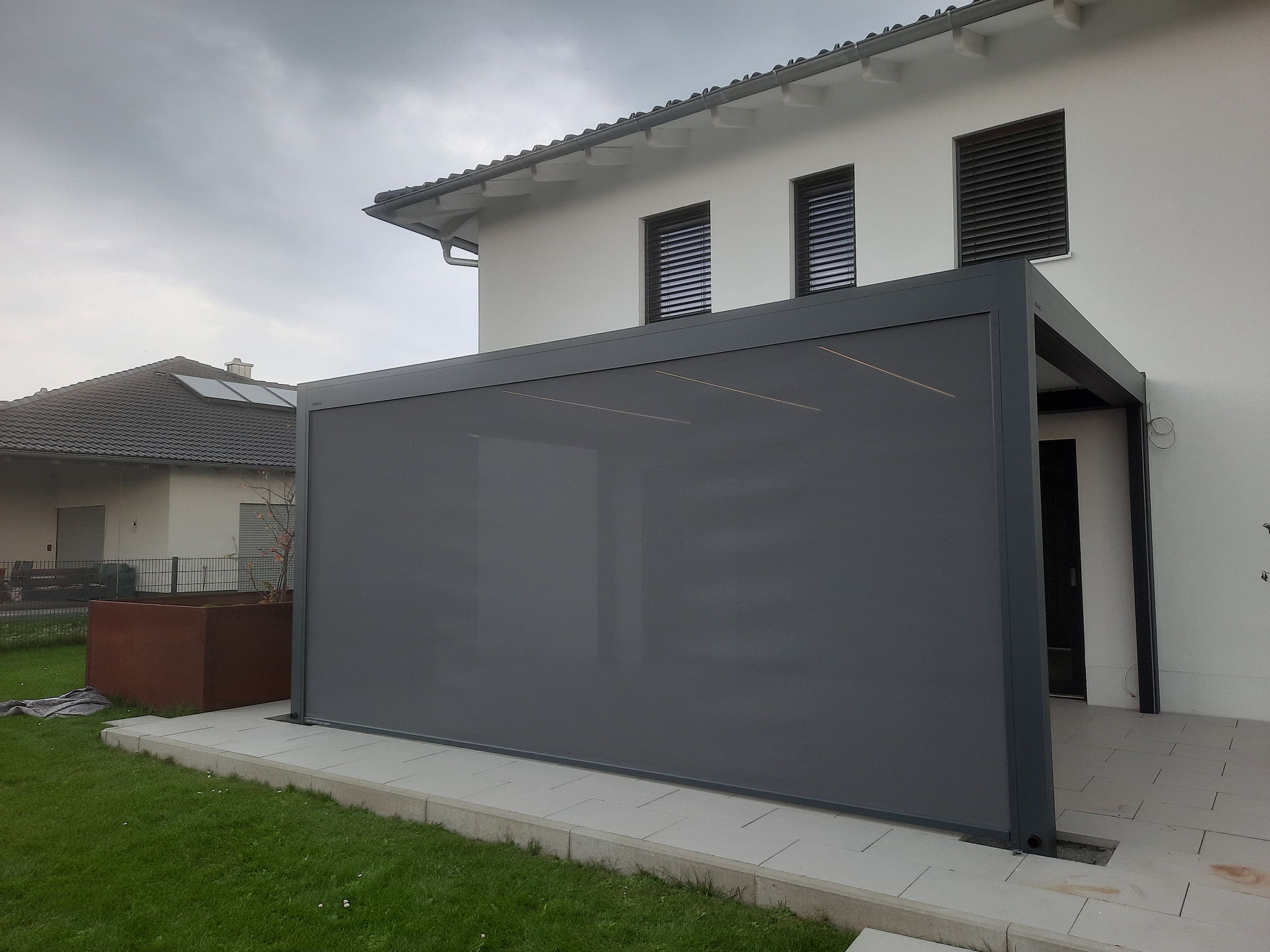 Große Premium Terrassenüberdachung geschlossen Regenschutz Straubing
