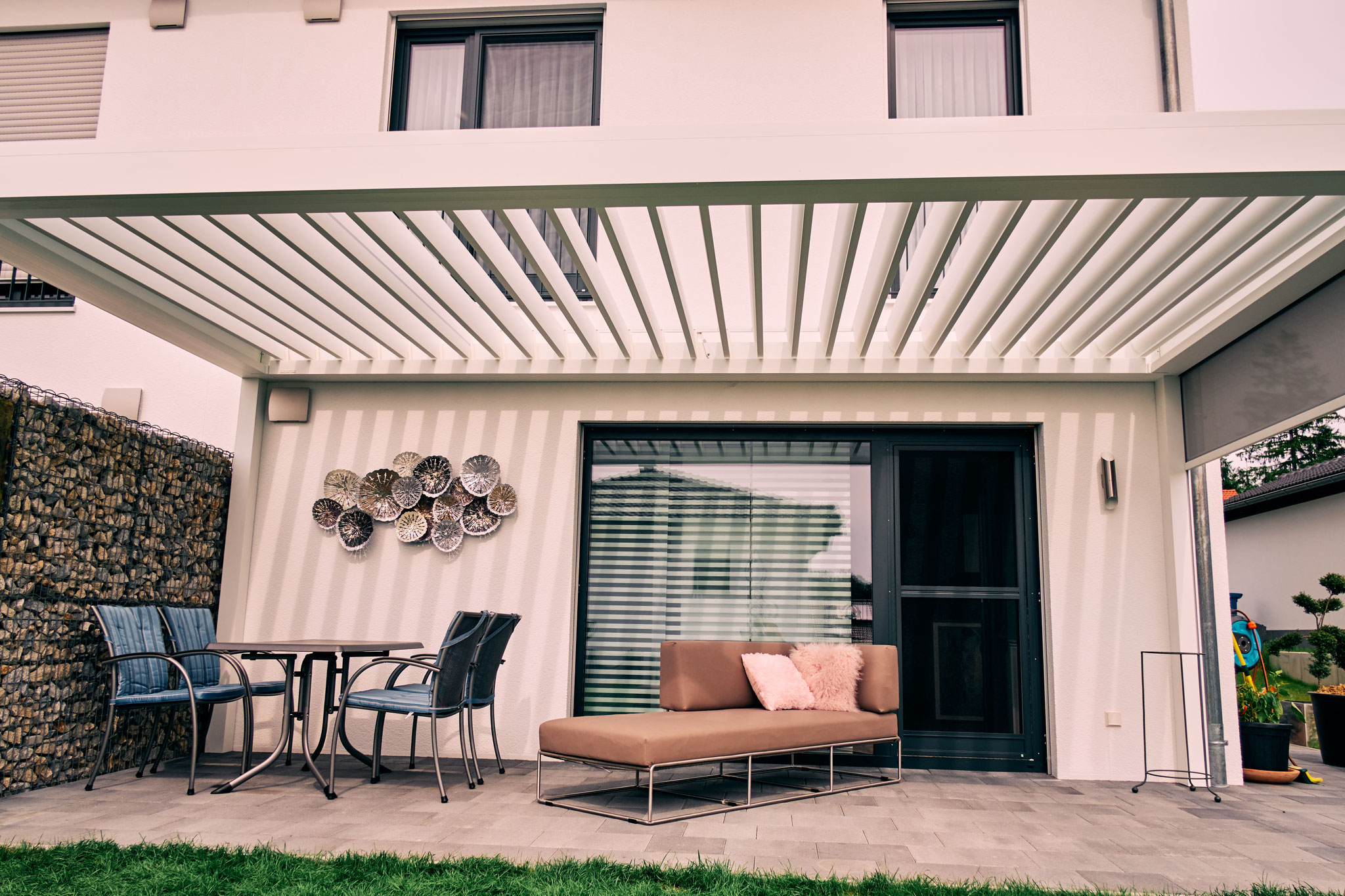 Terrassenüberdachung am Haus angebracht Brustor mit Lamellen in Eging