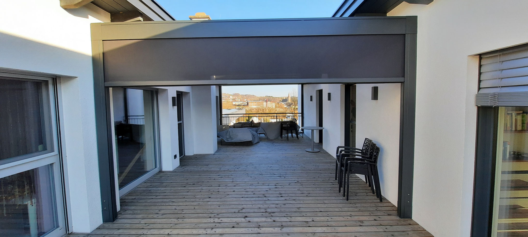 Terrassendach mit Lamellen zwischen zwei Häusern in Natternbach Österreich