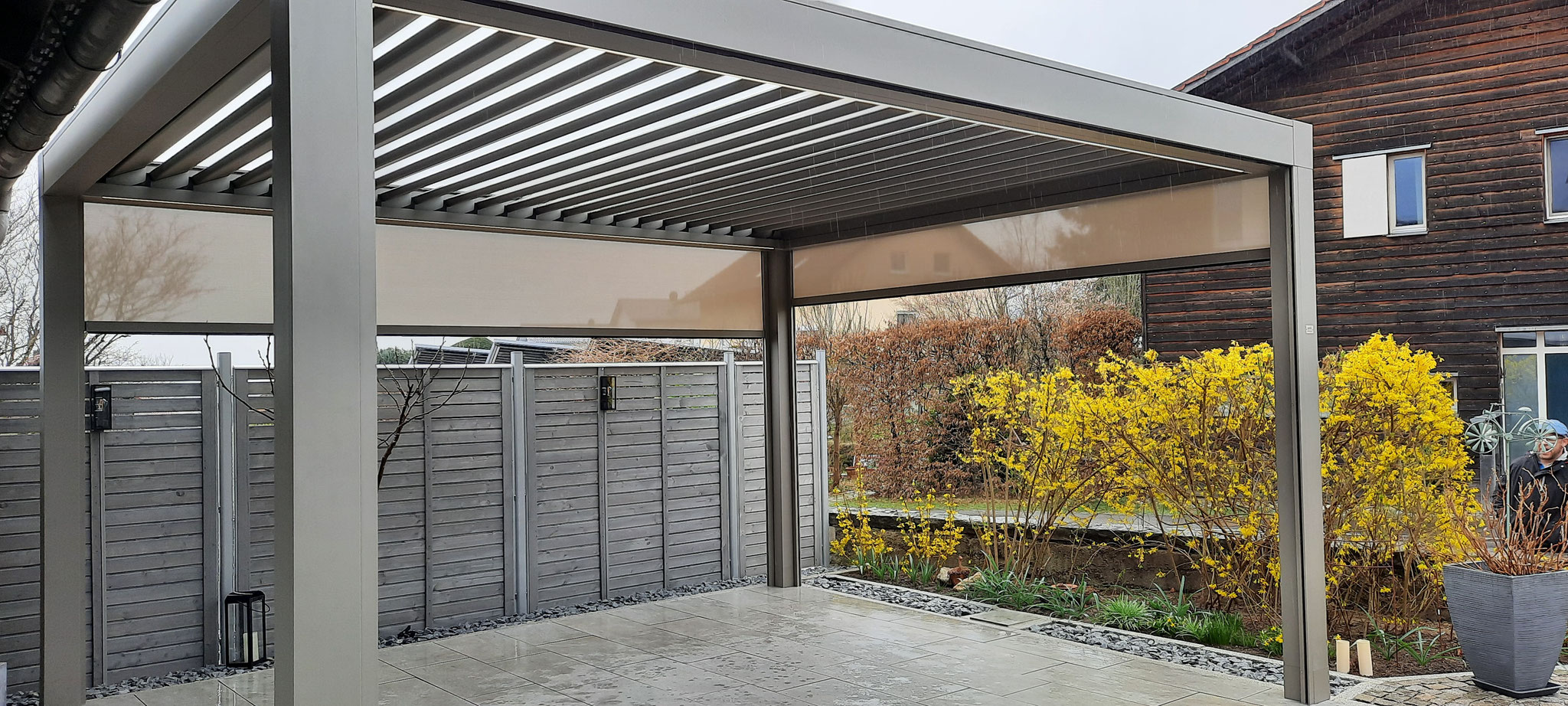 freistehende Pergola in hellgrau mit Lamellen und Screens in Deggendorf
