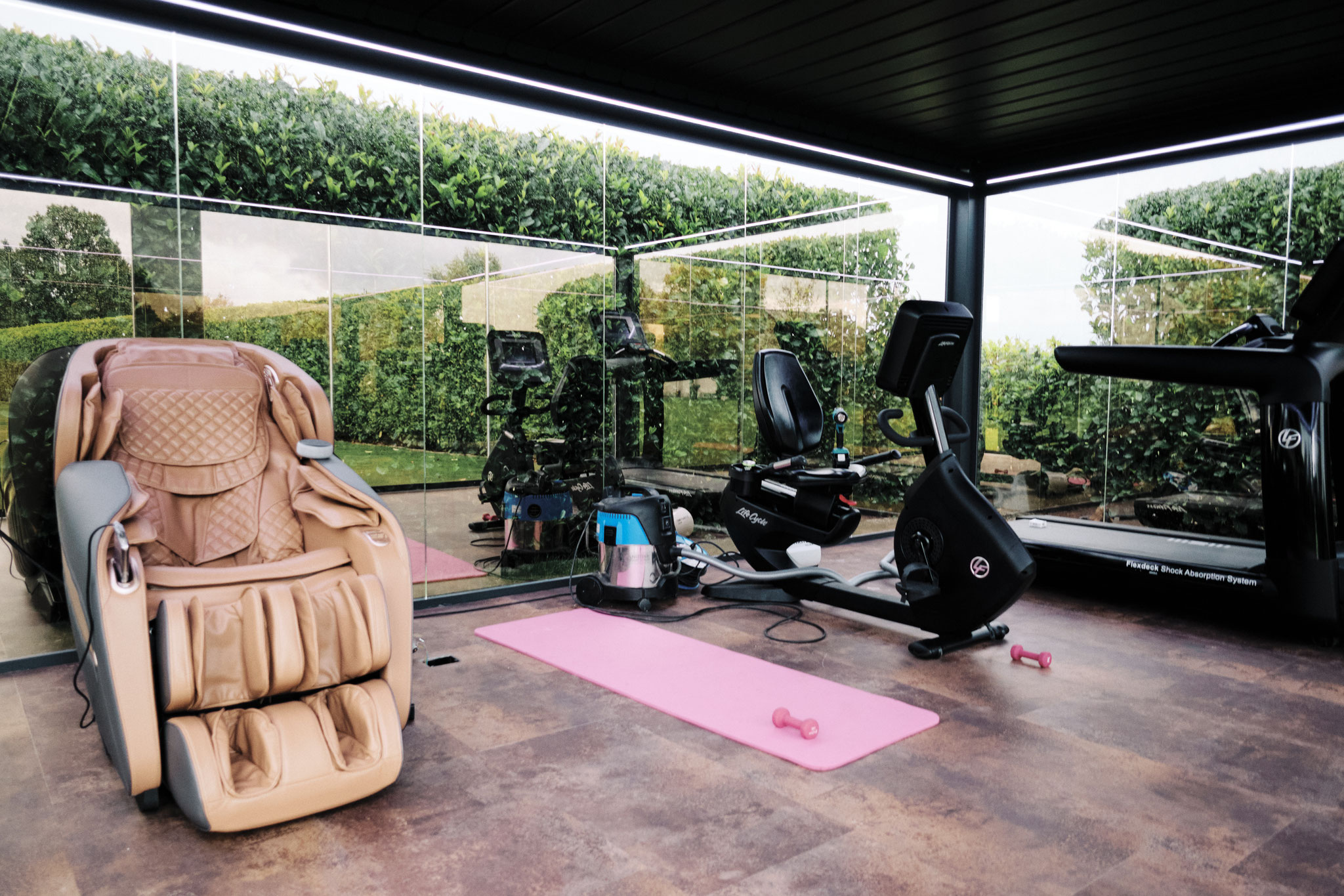 Kaltwintergarten als Fitnessstudio im Garten bei Dingolfing
