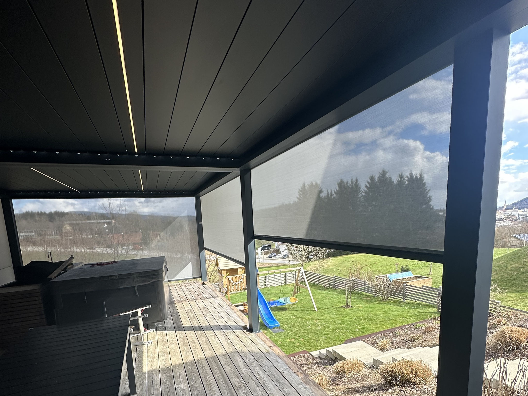 Pergola mit Lamellen auf einer großen Terrasse in Freyung Grafenau