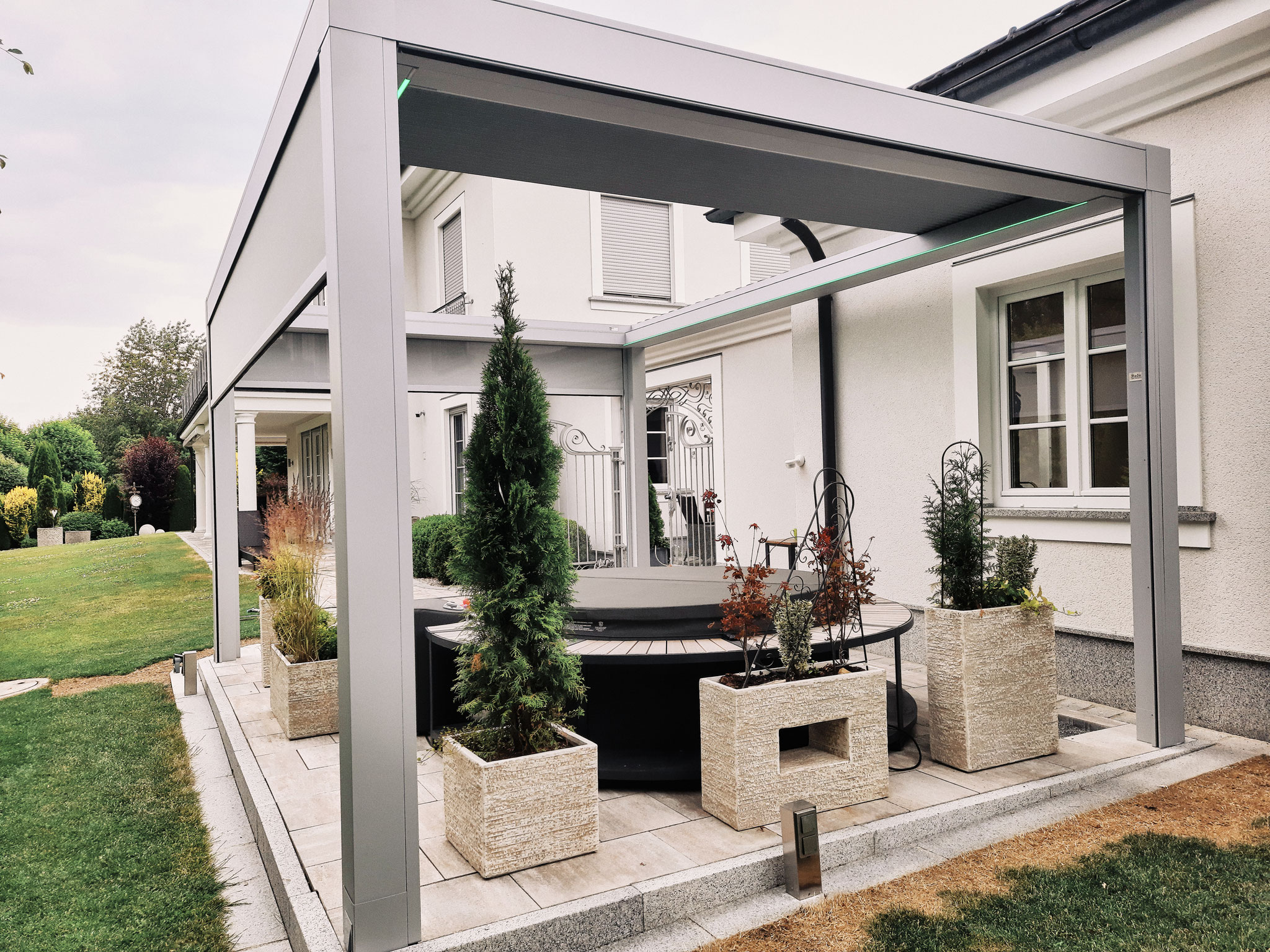Terrassendach mit variabler Lamellenstellung Referenz freistehend