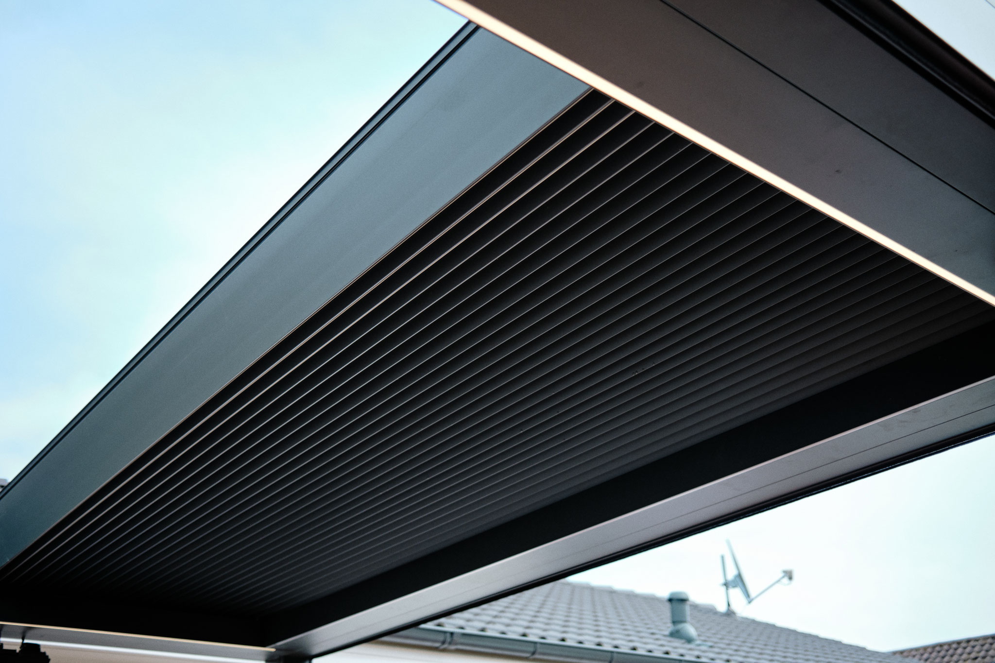 Terrassendach mit verfahrbaren Lamellen