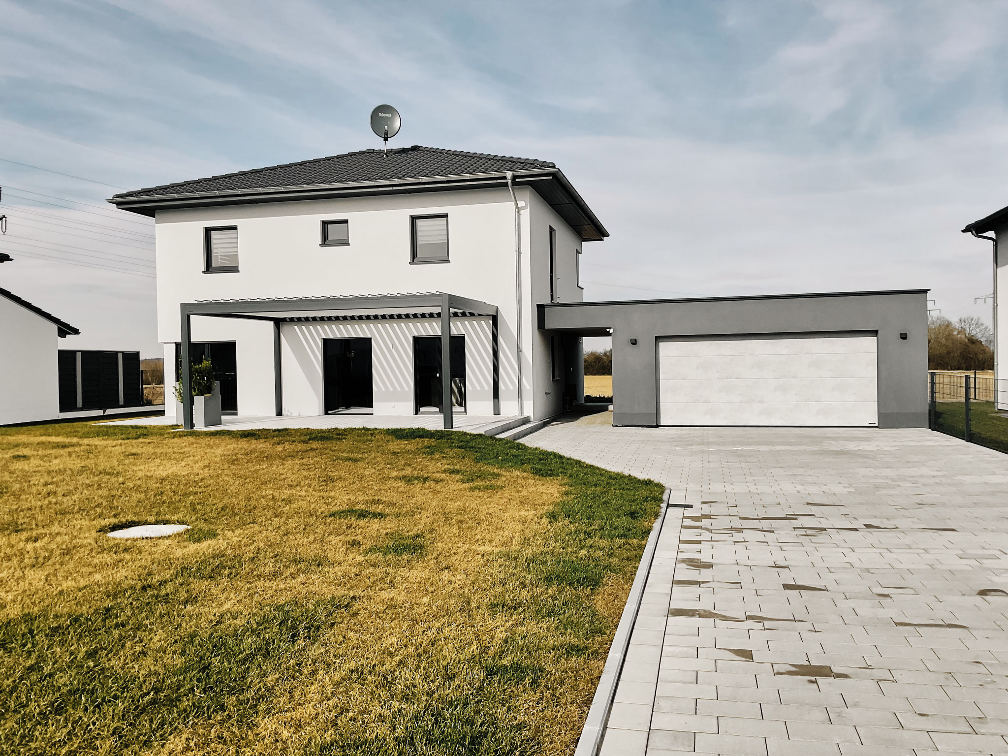 Terrassendach mit weißen Lamellen und anthrazit Rahmen in Wallersdorf Dingolfing Landau