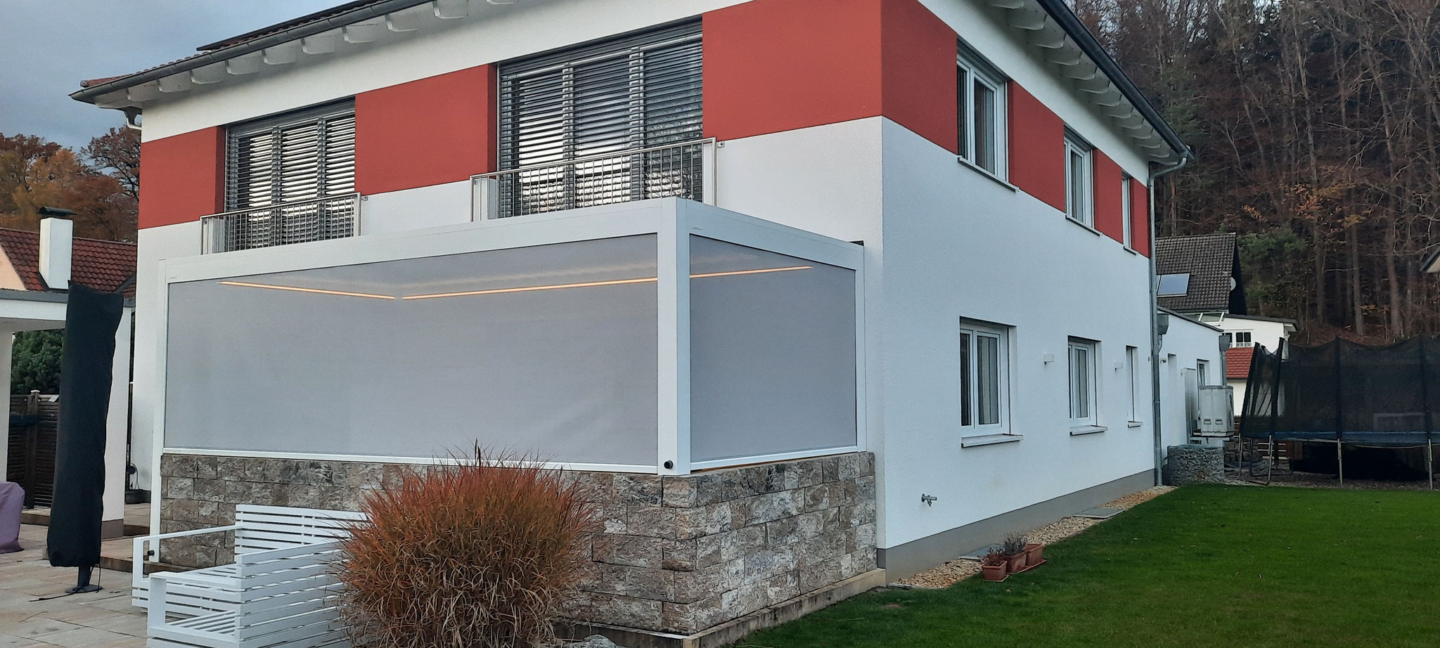 Beschattung, Sonnenschutz, Sichtschutz durch Pergola mit Lamellen in Augsburg
