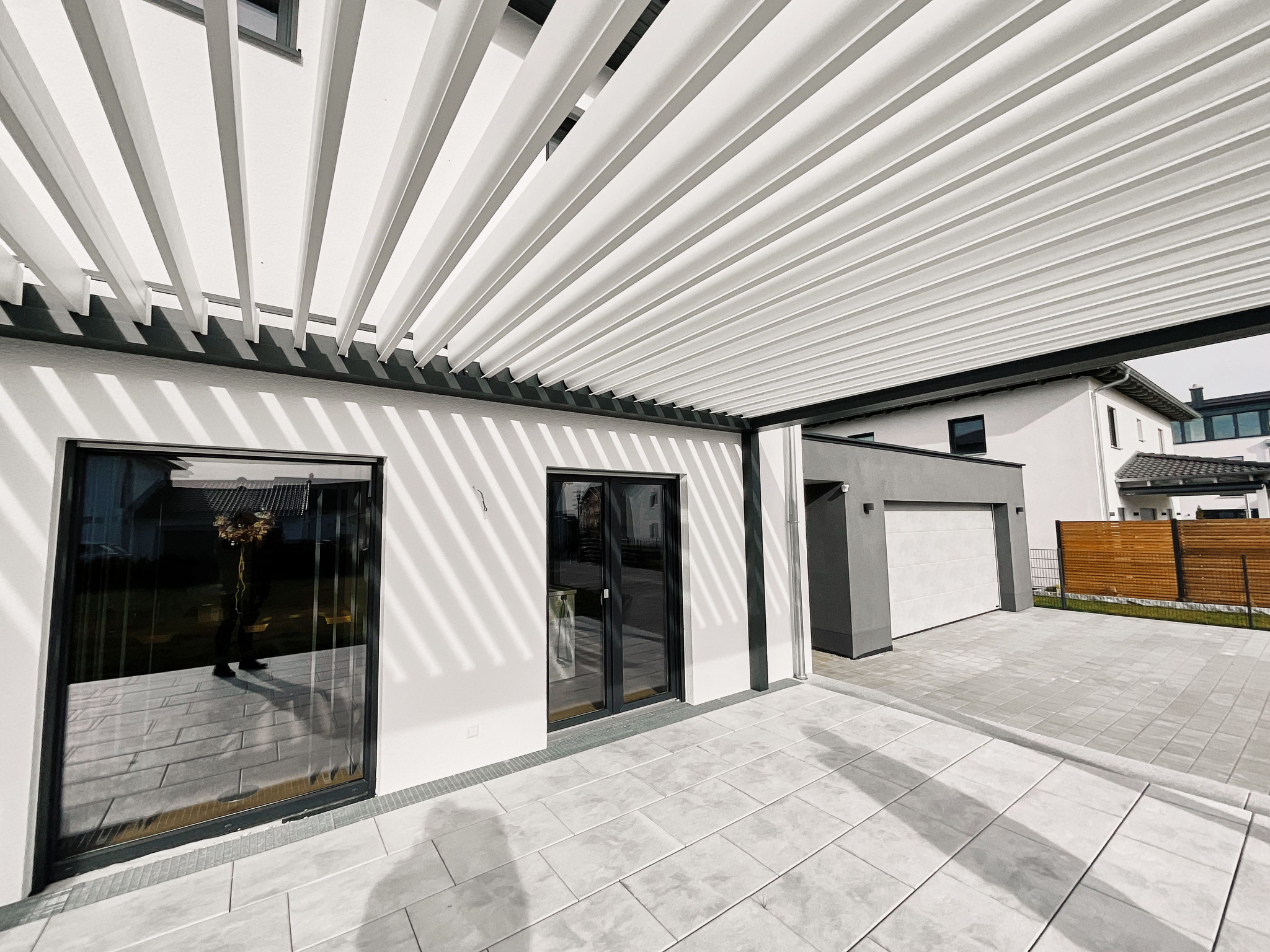 Pergola Referenz mit hellen Lamellen und dunklem Rahmen in Dingolfing Landau