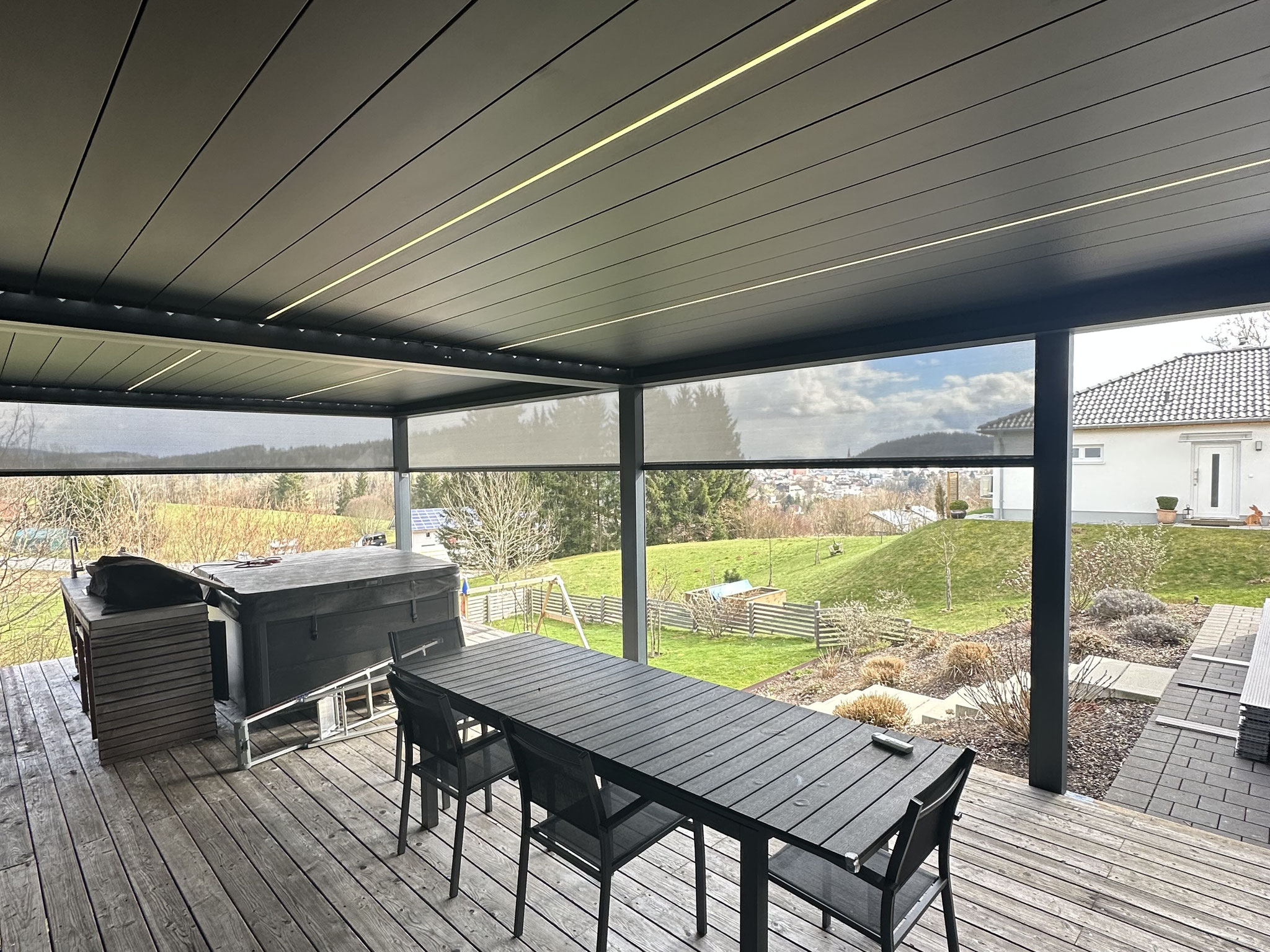 Referenz einer großen Terrassenüberdachung mit Lamellen und Screens in Freyung 