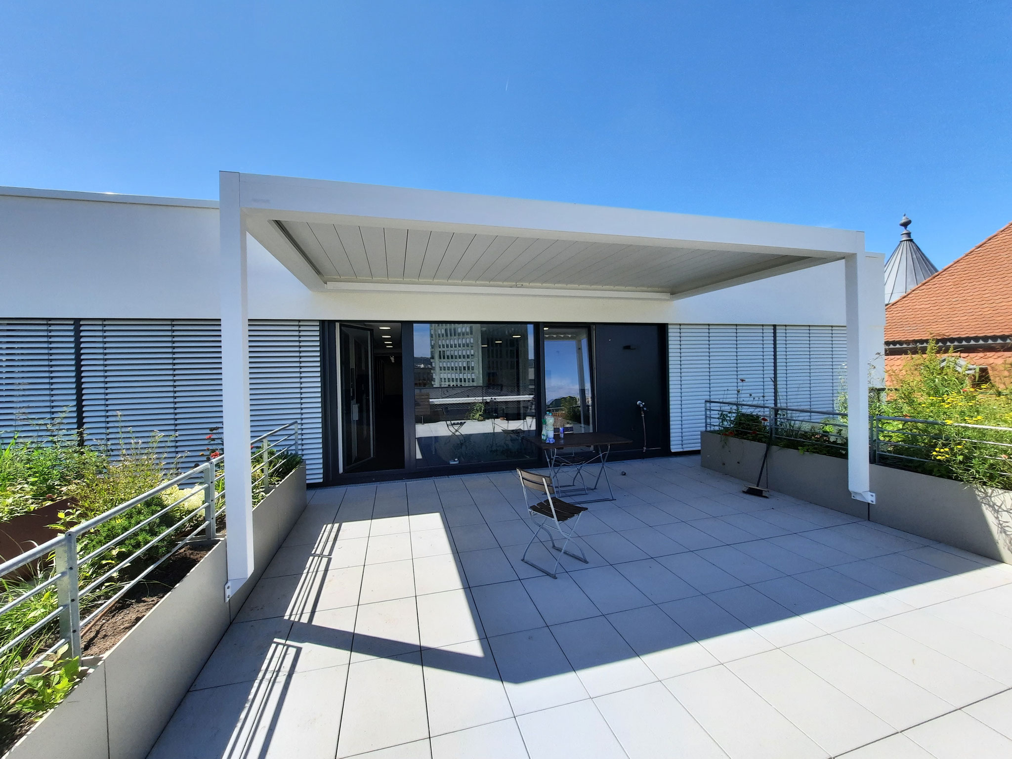 Pergola mit Lamellen in weiß auf Dachterrasse in Passau