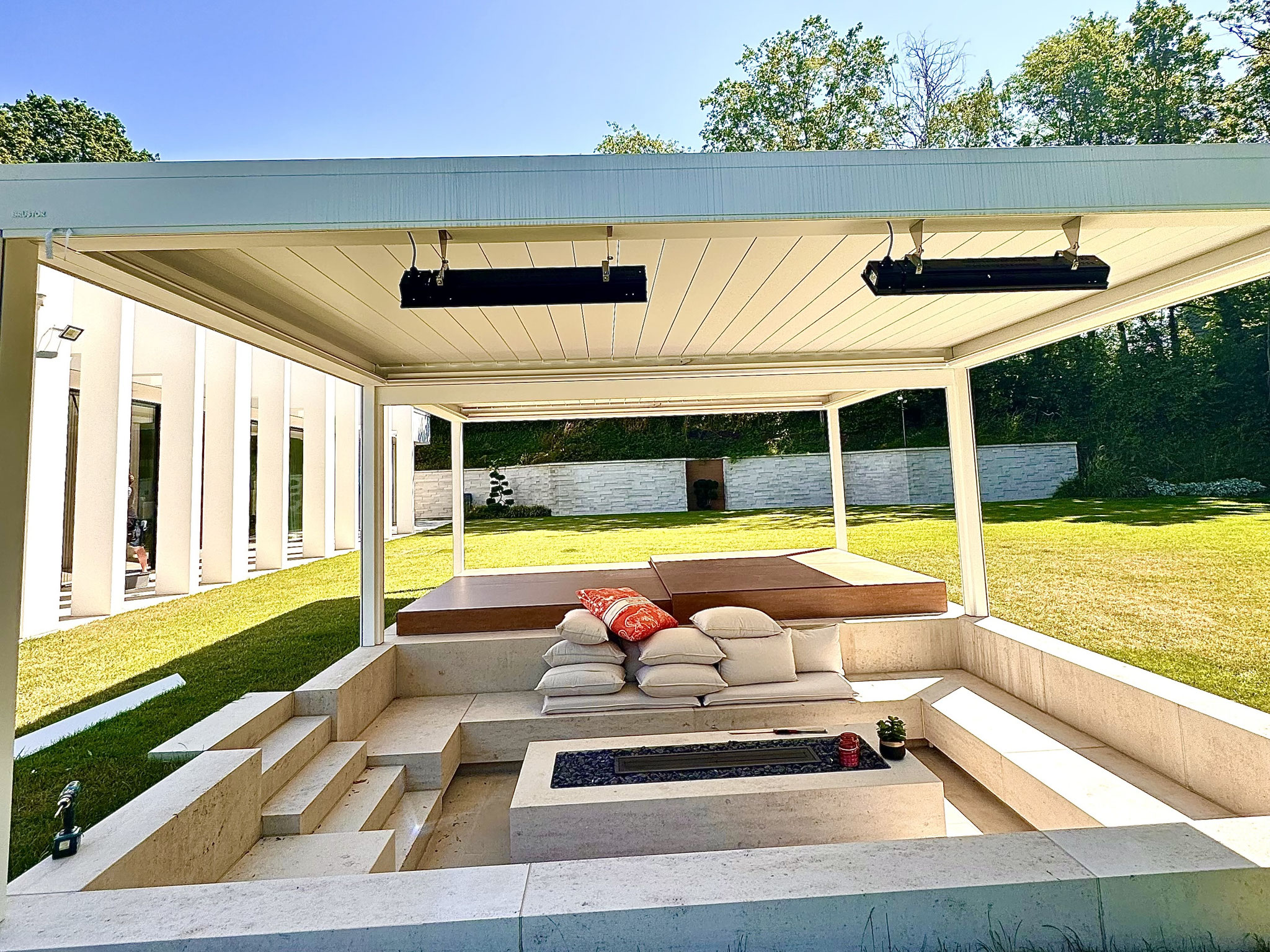 weiße Terrassenüberdachung über Whirlpool und Loungebereich in Deggendorf Niederbayern
