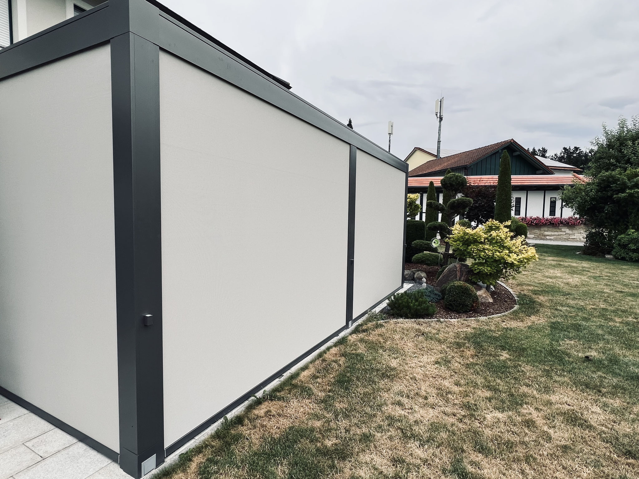 komplett geschlossenes Terrassendach mit Lamellen und Screens in München