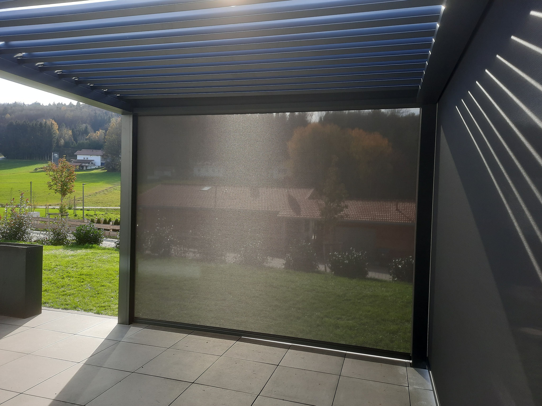 Sichtschutz, Beschattung, windgeschützt Terrasse durch Senkrechtmarkisen in Passau