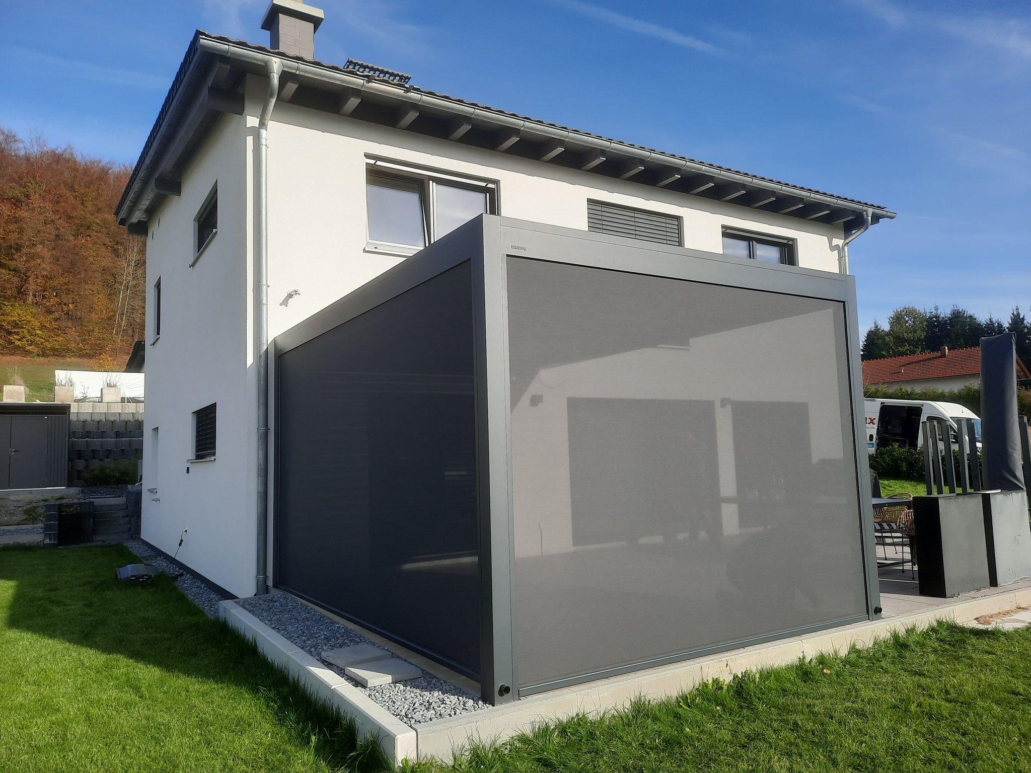 Terrassenüberdachung mit Senkrechtbeschattung in Passau