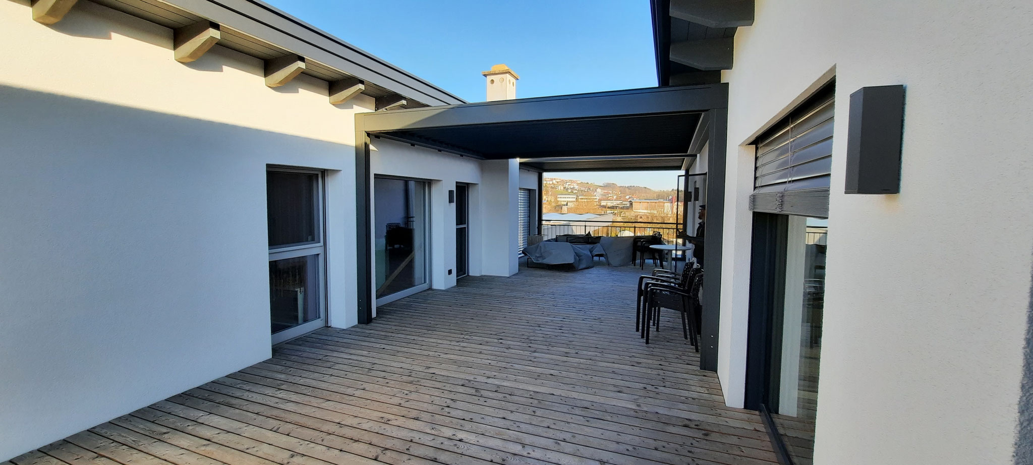 Terrassenüberdachung mit Lamellen und Screens in grau in Natternbach Österreich