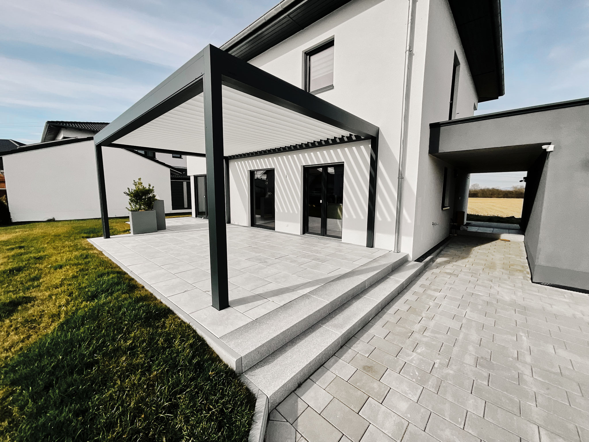 Beschattung, Sonnenschutz, wetterfeste Terrasse durch Pergola mit Lamellen in Landau