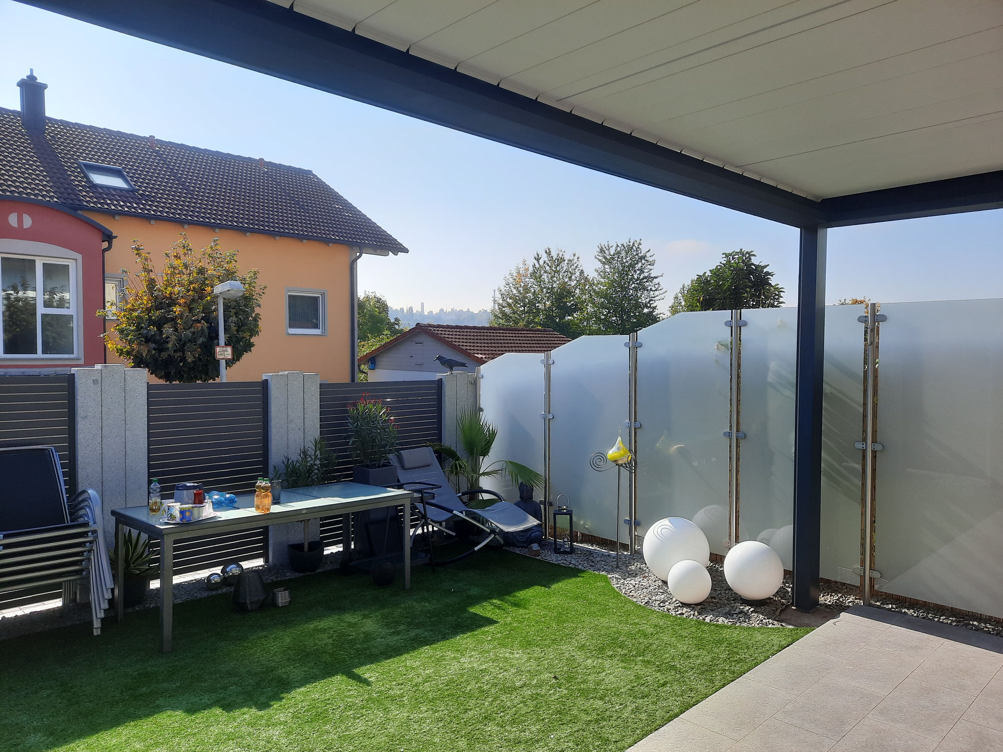 Terrassendach an Reihenhaus mit Lamellen in München