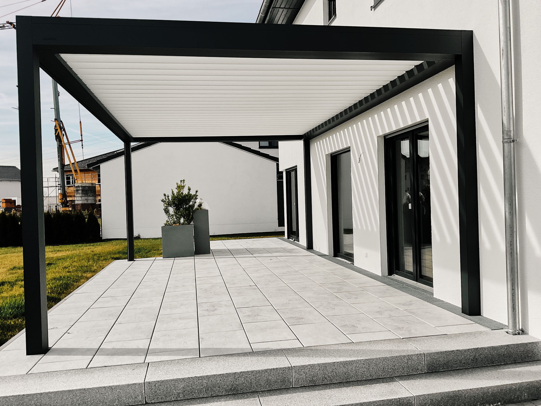 Pergola mit Lamellen als Überdachung einer Terrasse in Dingolfing